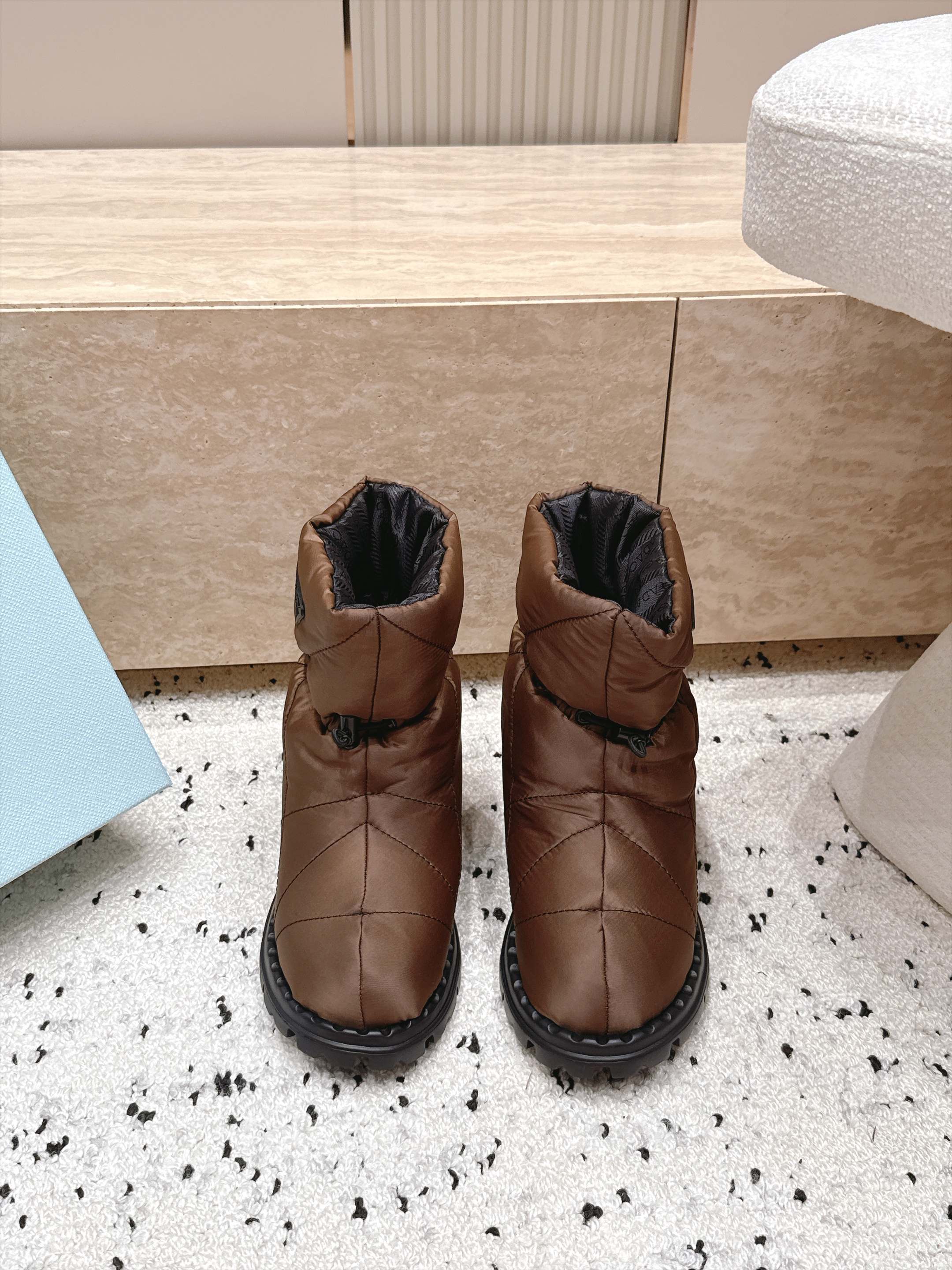 女 情侣款 男+10 情侣款    PRADA 普拉达 2026vs秋冬爆款雪地靴系列……三角标厚底雪地靴 这款厚底在欧