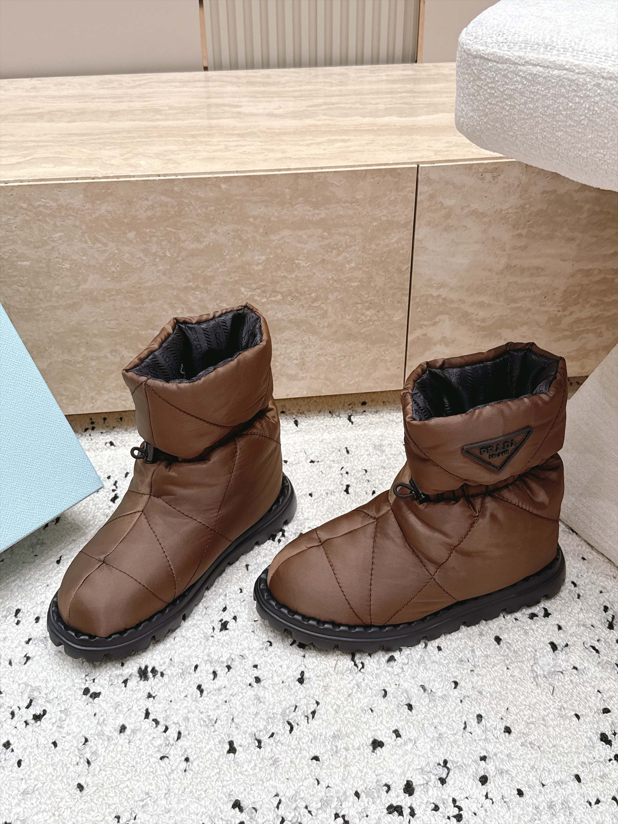 女 情侣款 男+10 情侣款    PRADA 普拉达 2026vs秋冬爆款雪地靴系列……三角标厚底雪地靴 这款厚底在欧