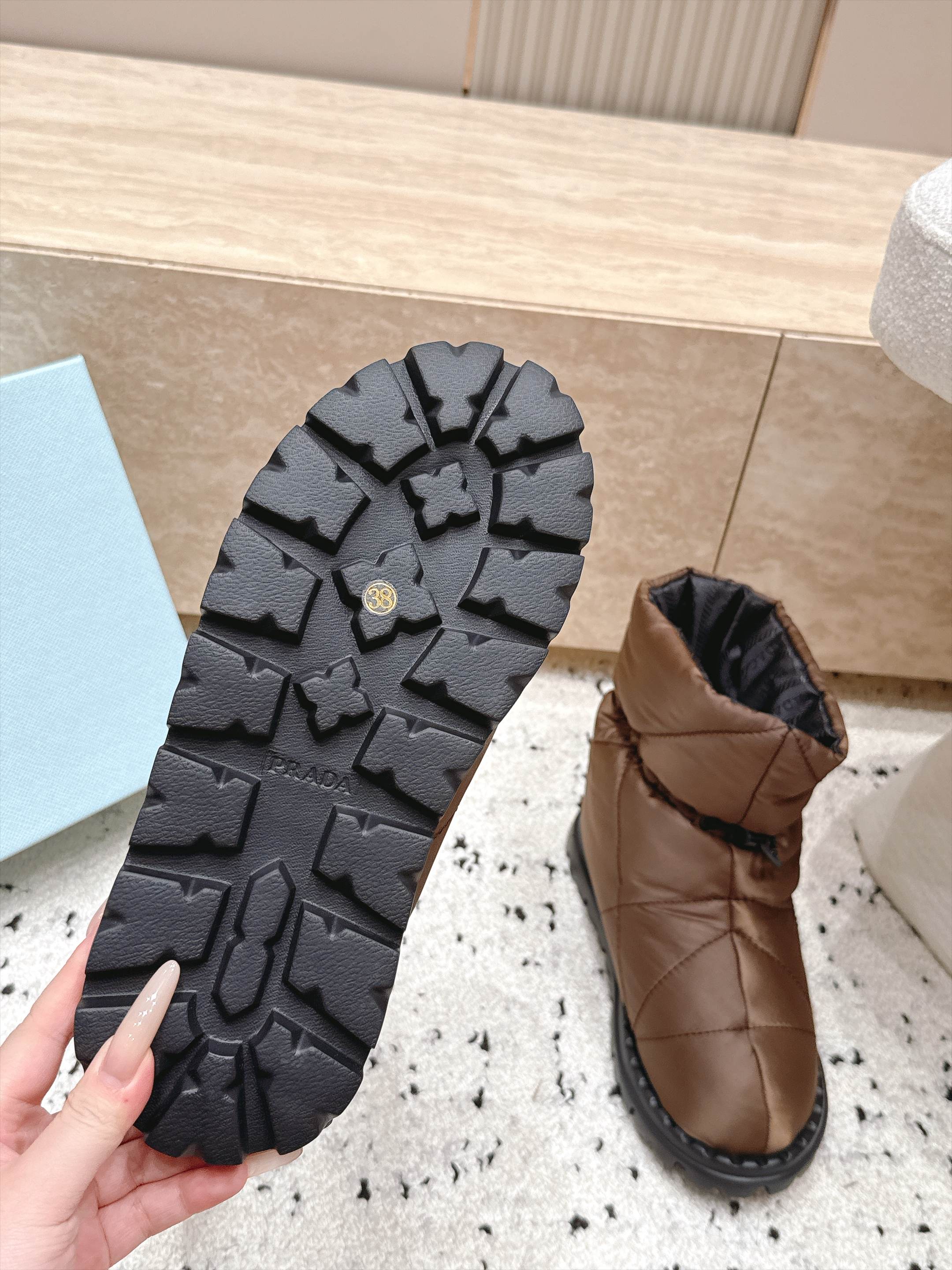 女 情侣款 男+10 情侣款    PRADA 普拉达 2026vs秋冬爆款雪地靴系列……三角标厚底雪地靴 这款厚底在欧