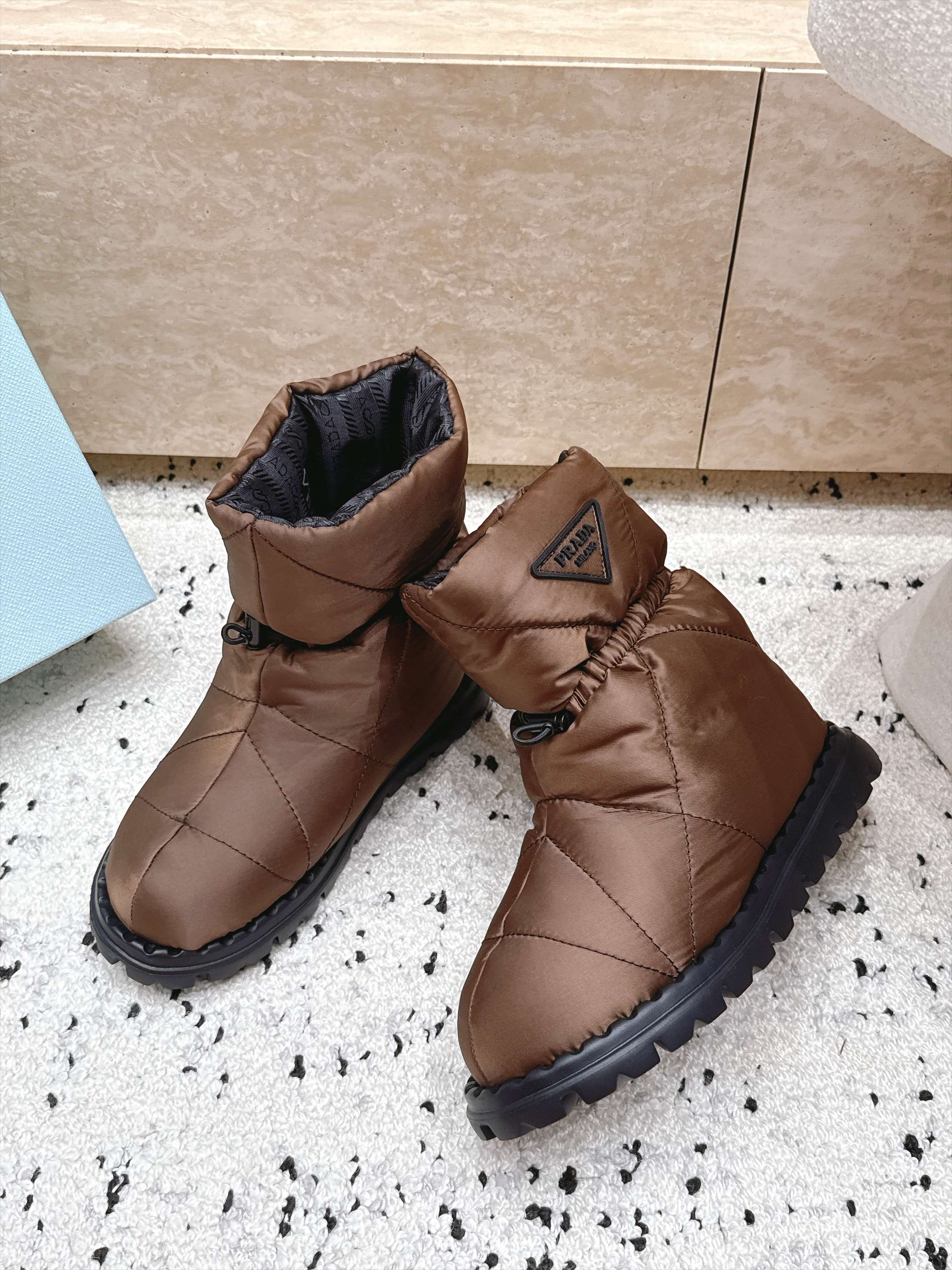 女 情侣款 男+10 情侣款    PRADA 普拉达 2026vs秋冬爆款雪地靴系列……三角标厚底雪地靴 这款厚底在欧
