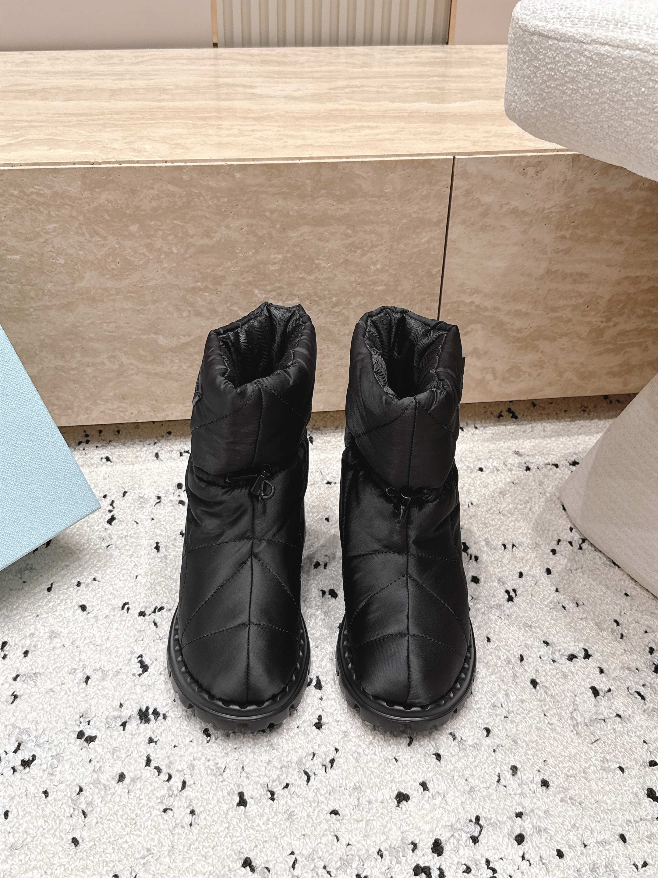 女 情侣款 男+10 情侣款 PRADA 普拉达 2026vs秋冬爆款雪地靴系列……三角标厚底雪地靴 这款厚底在欧 女 情侣款 男+10 情侣款 PRADA 普拉达 2026vs秋冬爆款雪地靴系列……三角标厚底雪地靴 这款厚底在欧