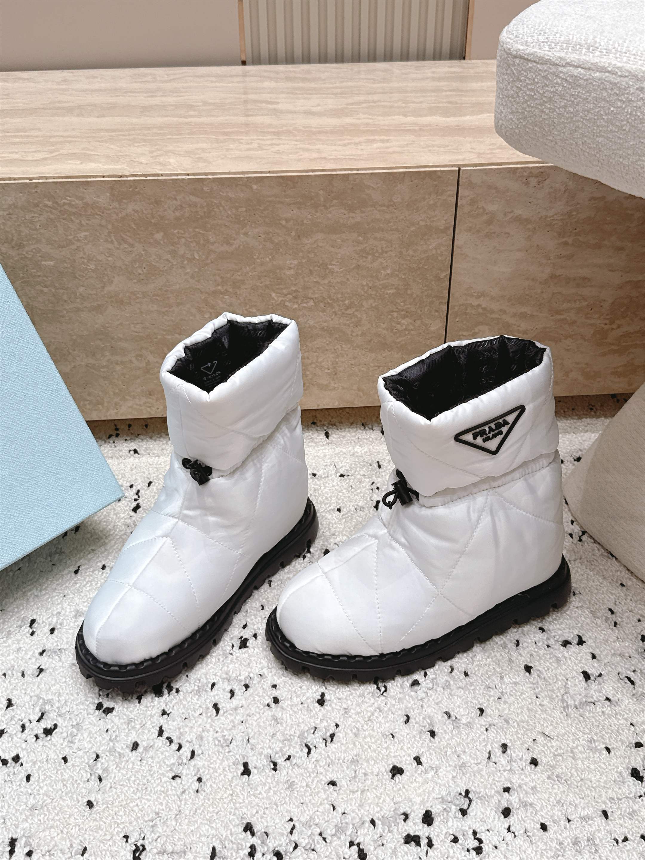 女 情侣款 男+10 情侣款    PRADA 普拉达 2026vs秋冬爆款雪地靴系列……三角标厚底雪地靴 这款厚底在欧