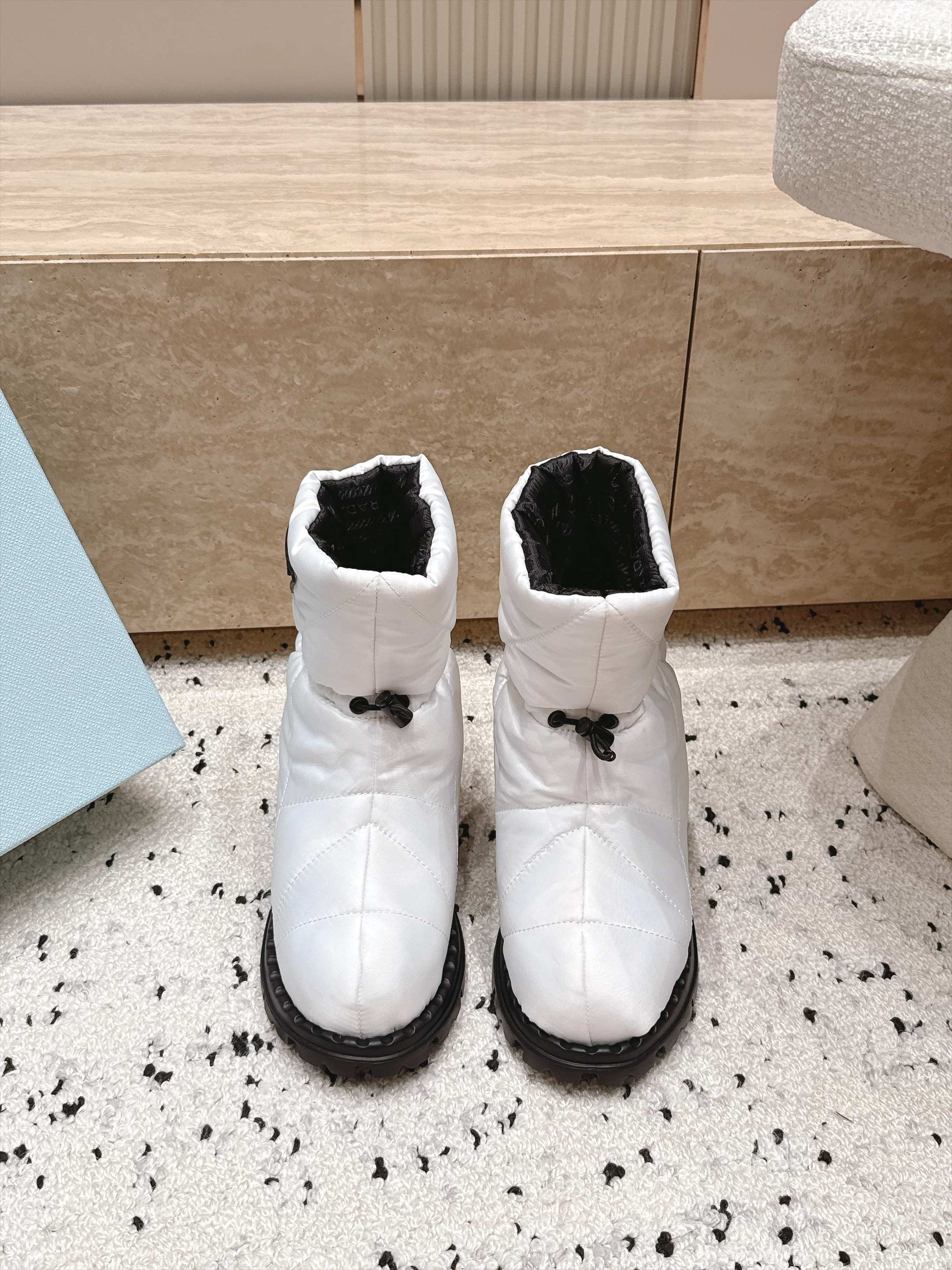 女 情侣款 男+10 情侣款 PRADA 普拉达 2026vs秋冬爆款雪地靴系列……三角标厚底雪地靴 这款厚底在欧 女 情侣款 男+10 情侣款 PRADA 普拉达 2026vs秋冬爆款雪地靴系列……三角标厚底雪地靴 这款厚底在欧