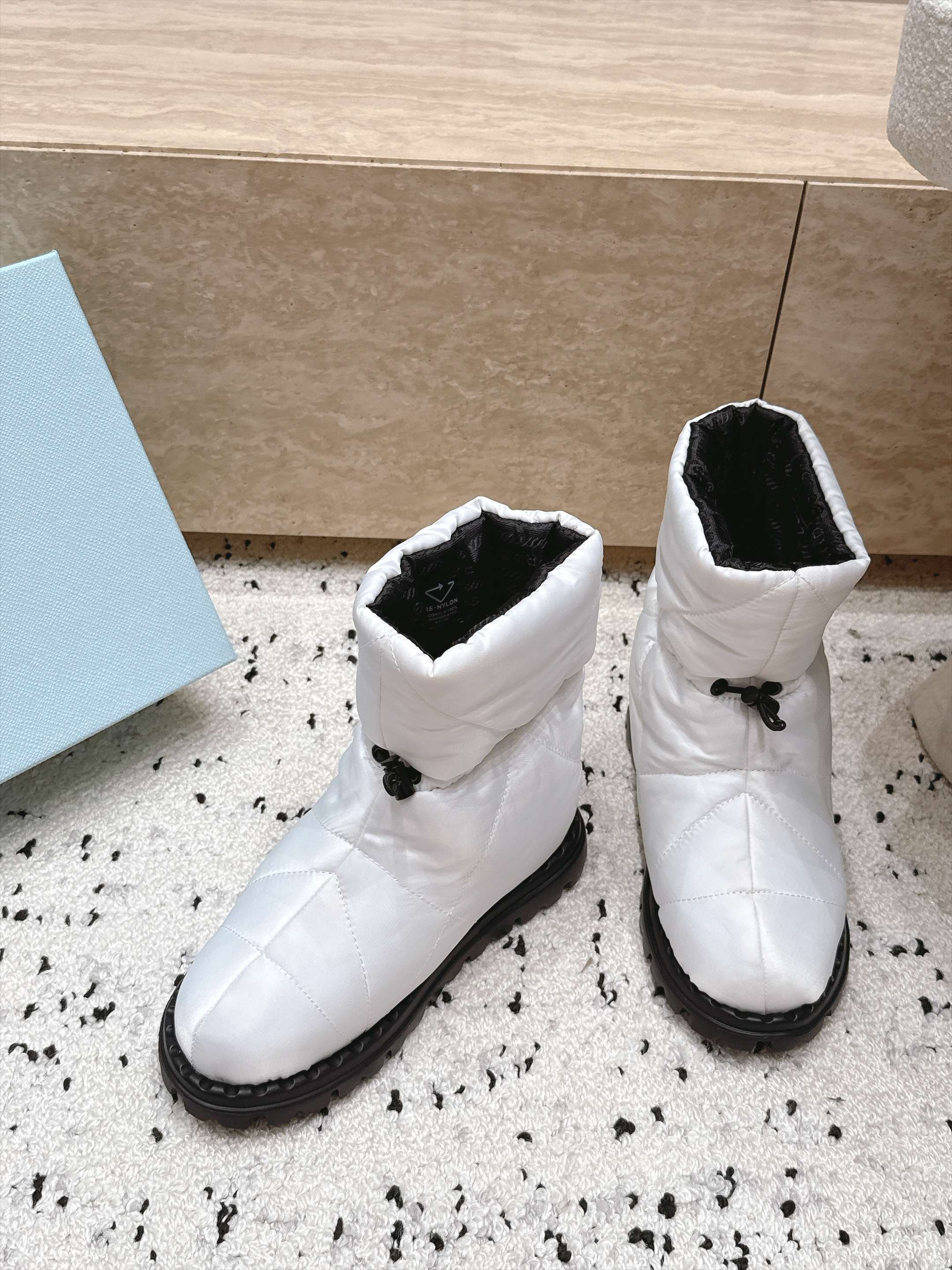 女 情侣款 男+10 情侣款 PRADA 普拉达 2026vs秋冬爆款雪地靴系列……三角标厚底雪地靴 这款厚底在欧 女 情侣款 男+10 情侣款 PRADA 普拉达 2026vs秋冬爆款雪地靴系列……三角标厚底雪地靴 这款厚底在欧