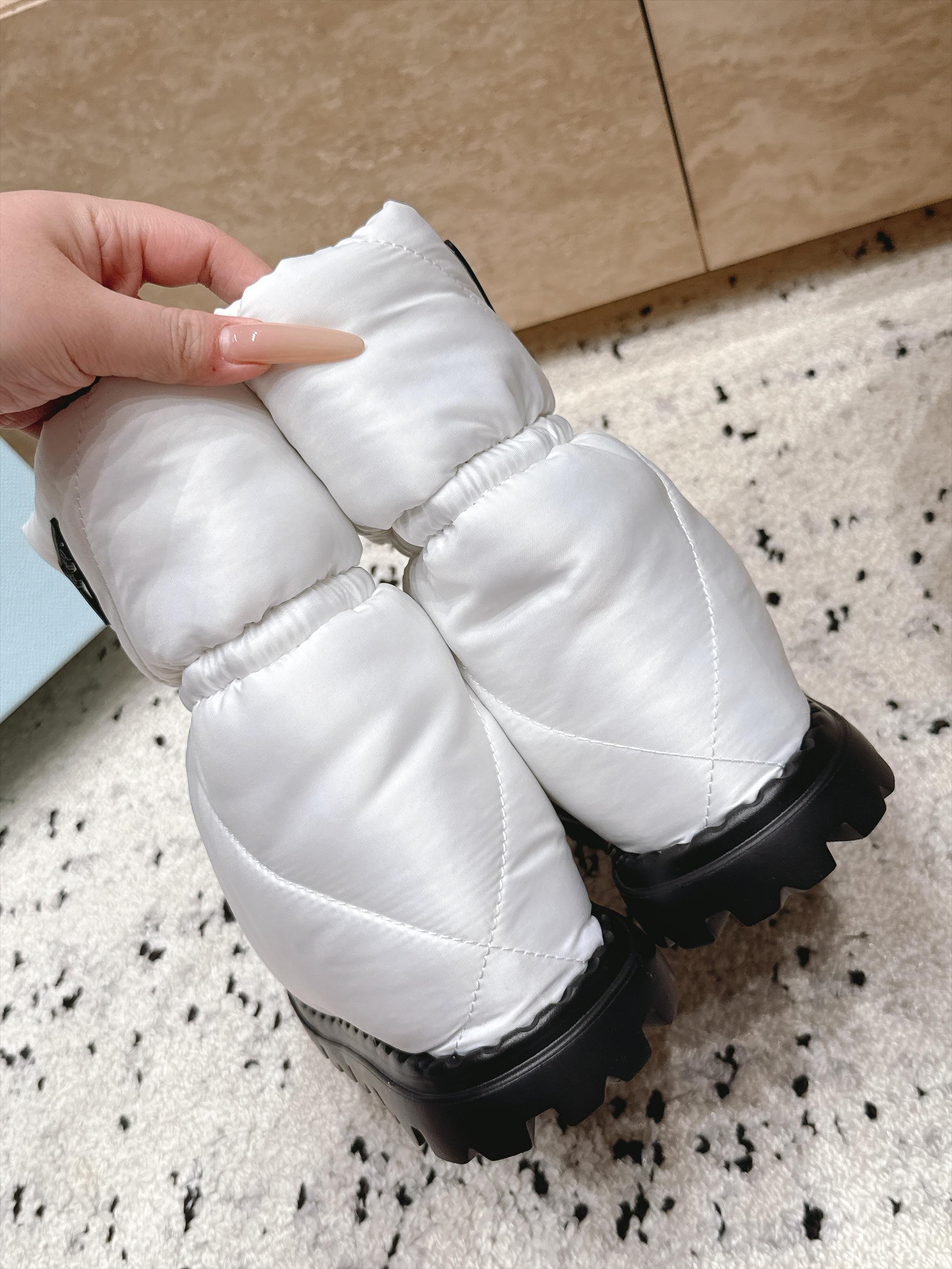 女 情侣款 男+10 情侣款 PRADA 普拉达 2026vs秋冬爆款雪地靴系列……三角标厚底雪地靴 这款厚底在欧 女 情侣款 男+10 情侣款 PRADA 普拉达 2026vs秋冬爆款雪地靴系列……三角标厚底雪地靴 这款厚底在欧