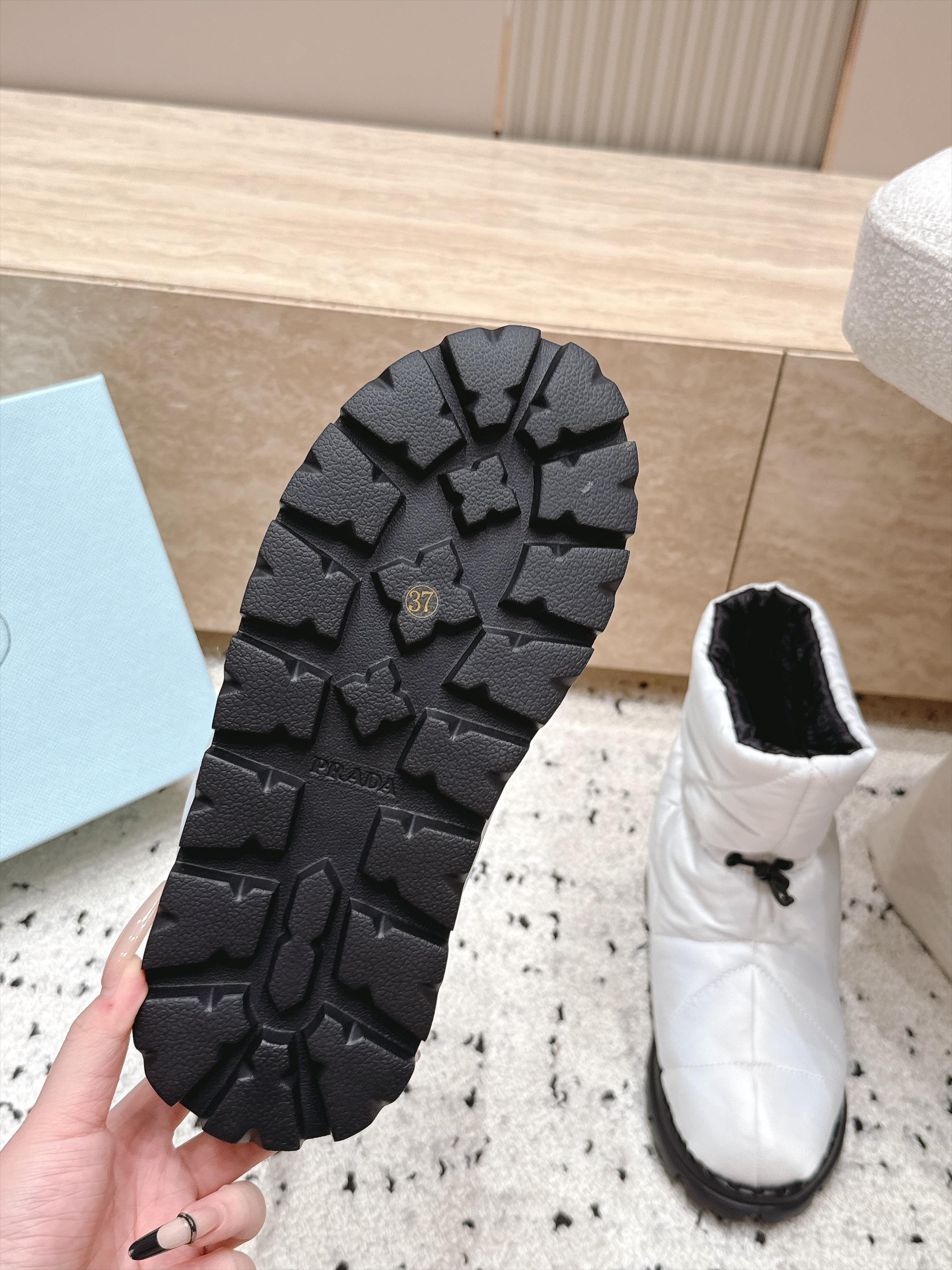 女 情侣款 男+10 情侣款 PRADA 普拉达 2026vs秋冬爆款雪地靴系列……三角标厚底雪地靴 这款厚底在欧 女 情侣款 男+10 情侣款 PRADA 普拉达 2026vs秋冬爆款雪地靴系列……三角标厚底雪地靴 这款厚底在欧