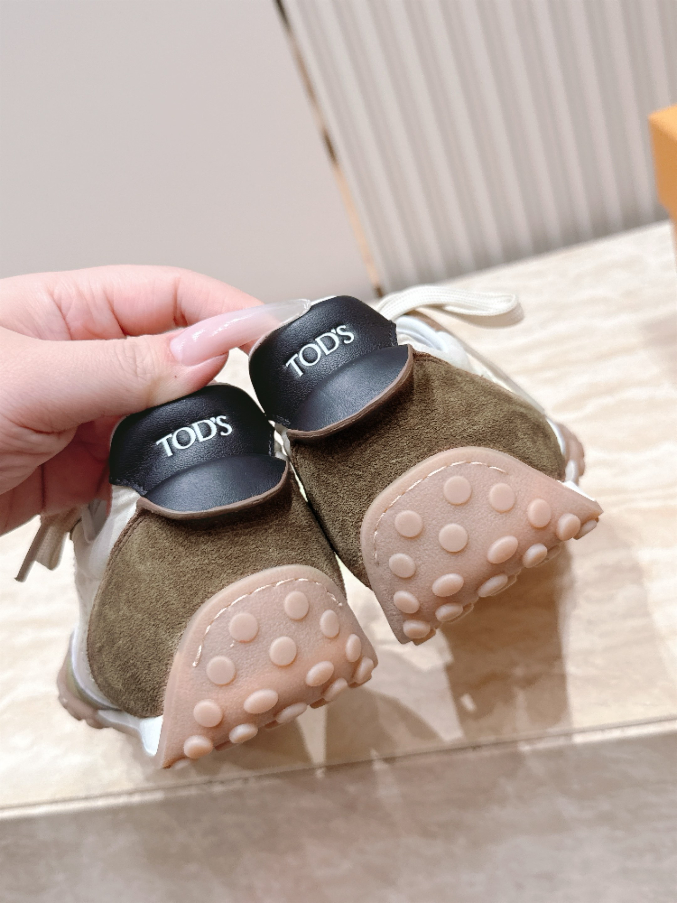 女 男+10 情侣款 Tods 托德斯26ss秋冬新品 休闲运动鞋 德训鞋 复古拼色设计 轻便透气超适合日常穿搭 女 男+10 情侣款 Tods 托德斯26ss秋冬新品 休闲运动鞋 德训鞋 复古拼色设计 轻便透气超适合日常穿搭