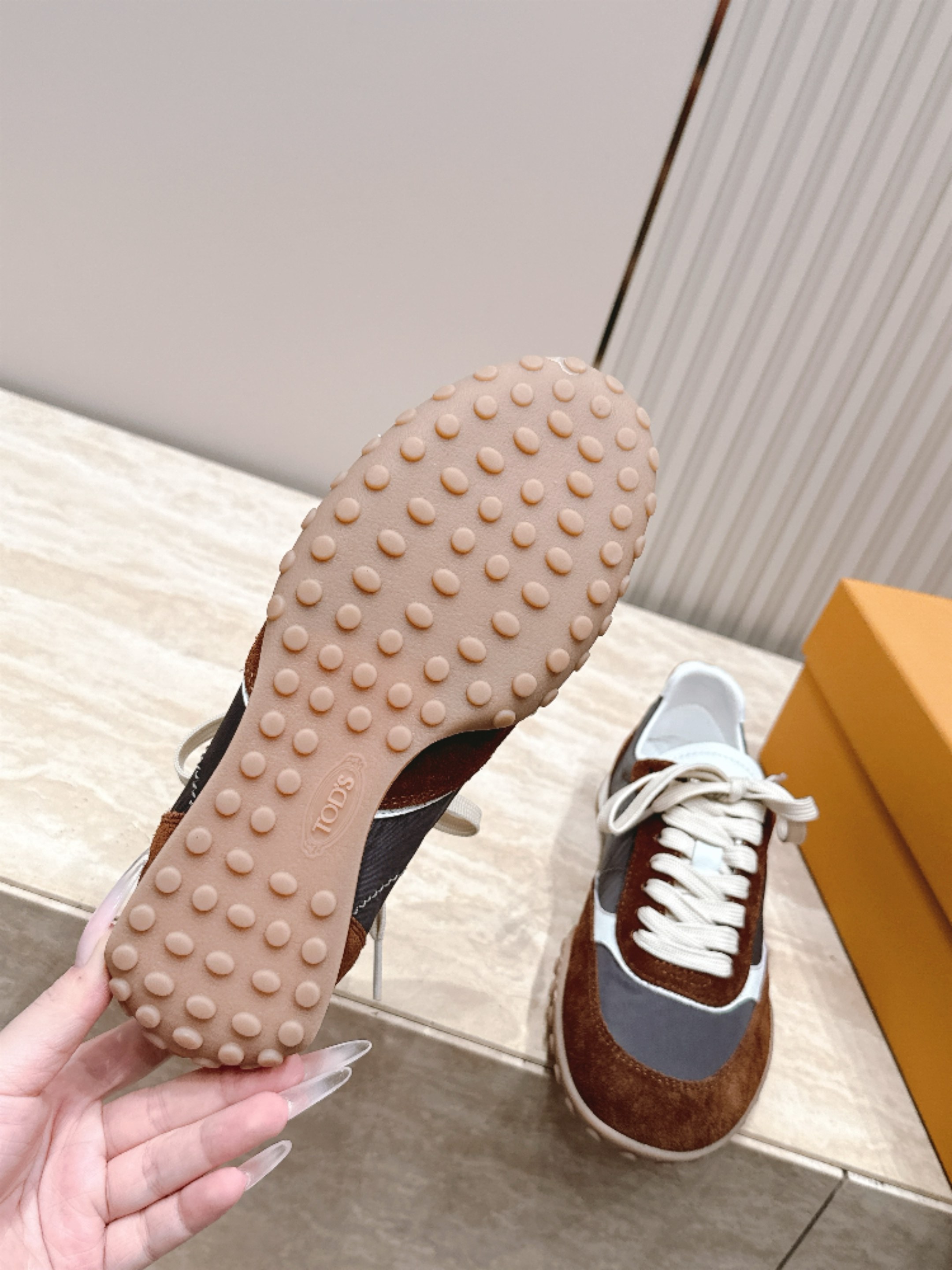 女 男+10 情侣款 Tods 托德斯26ss秋冬新品 休闲运动鞋 德训鞋 复古拼色设计 轻便透气超适合日常穿搭 女 男+10 情侣款 Tods 托德斯26ss秋冬新品 休闲运动鞋 德训鞋 复古拼色设计 轻便透气超适合日常穿搭