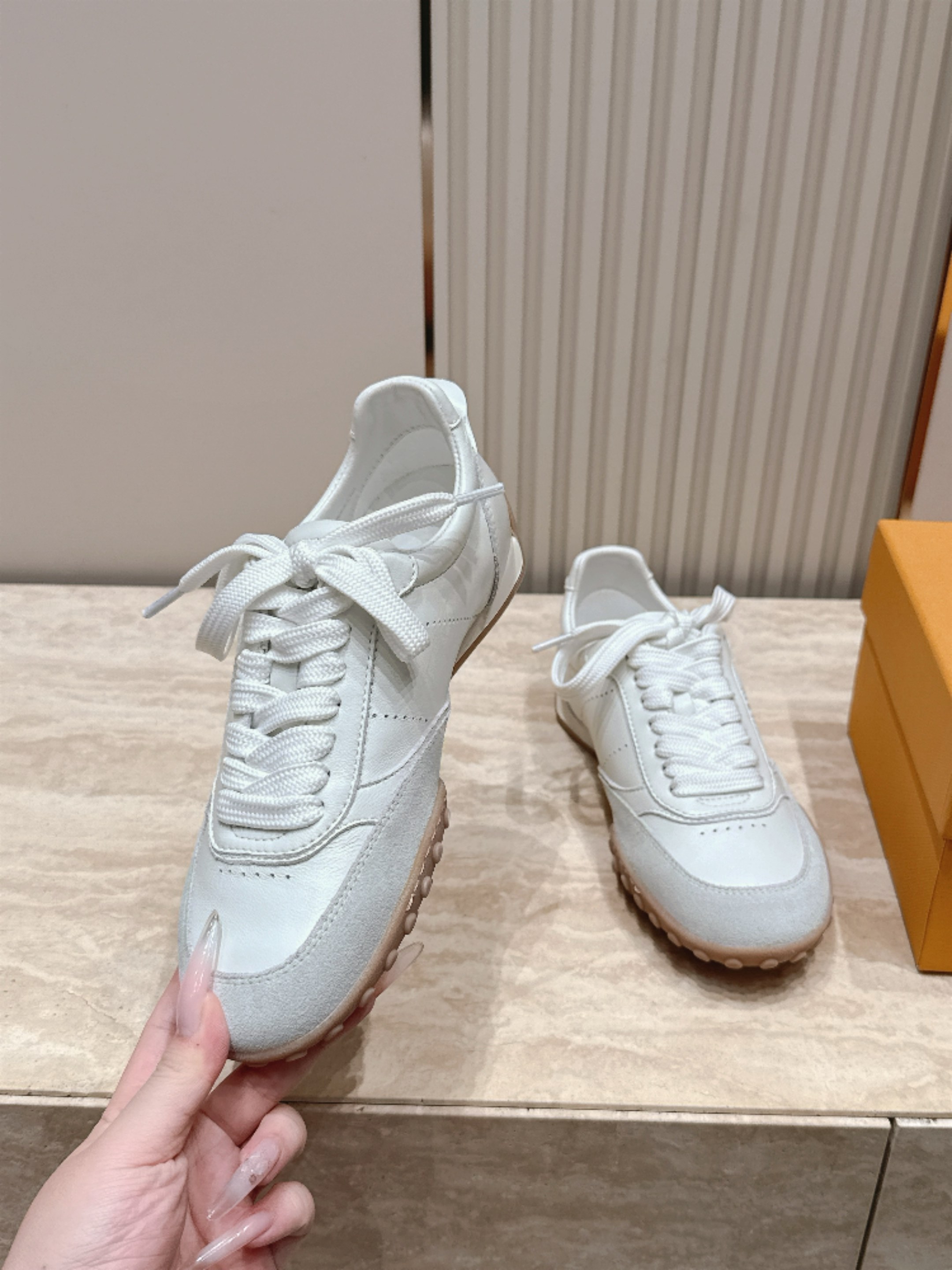 女 男+10 情侣款 Tods 托德斯26ss秋冬新品 休闲运动鞋 德训鞋     复古拼色设计 轻便透气超适合日常穿搭