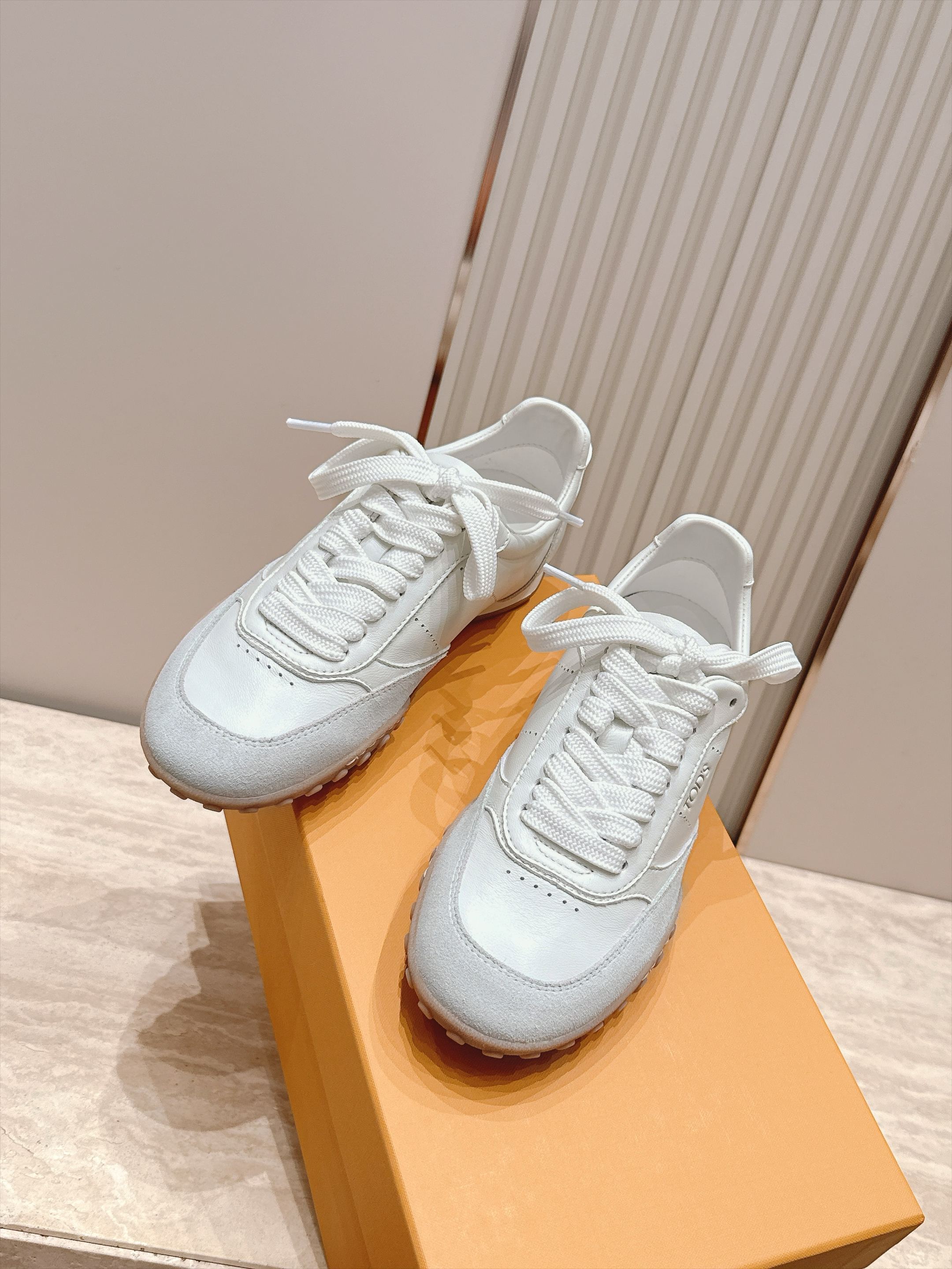 女 男+10 情侣款 Tods 托德斯26ss秋冬新品 休闲运动鞋 德训鞋     复古拼色设计 轻便透气超适合日常穿搭