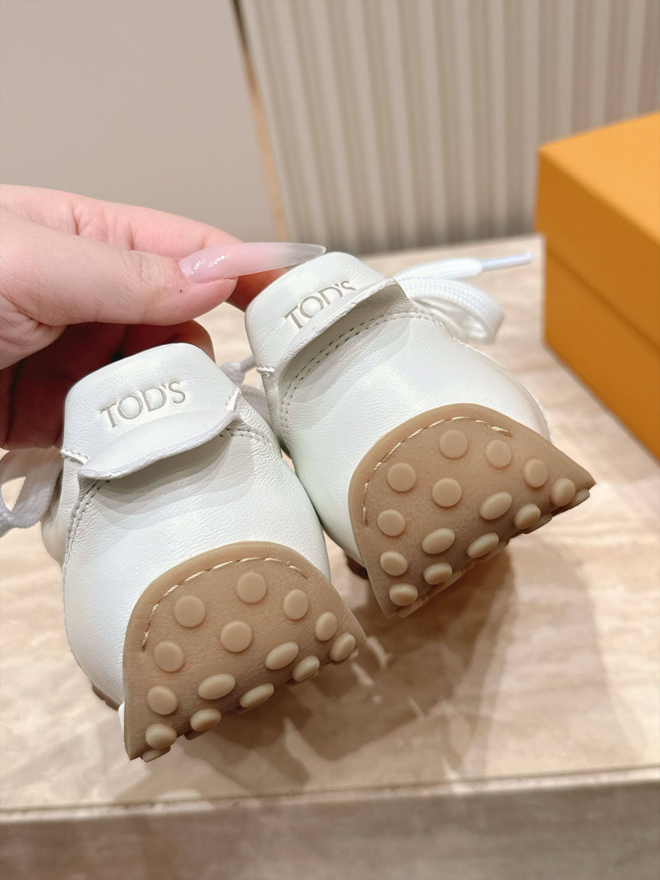 女 男+10 情侣款 Tods 托德斯26ss秋冬新品 休闲运动鞋 德训鞋     复古拼色设计 轻便透气超适合日常穿搭