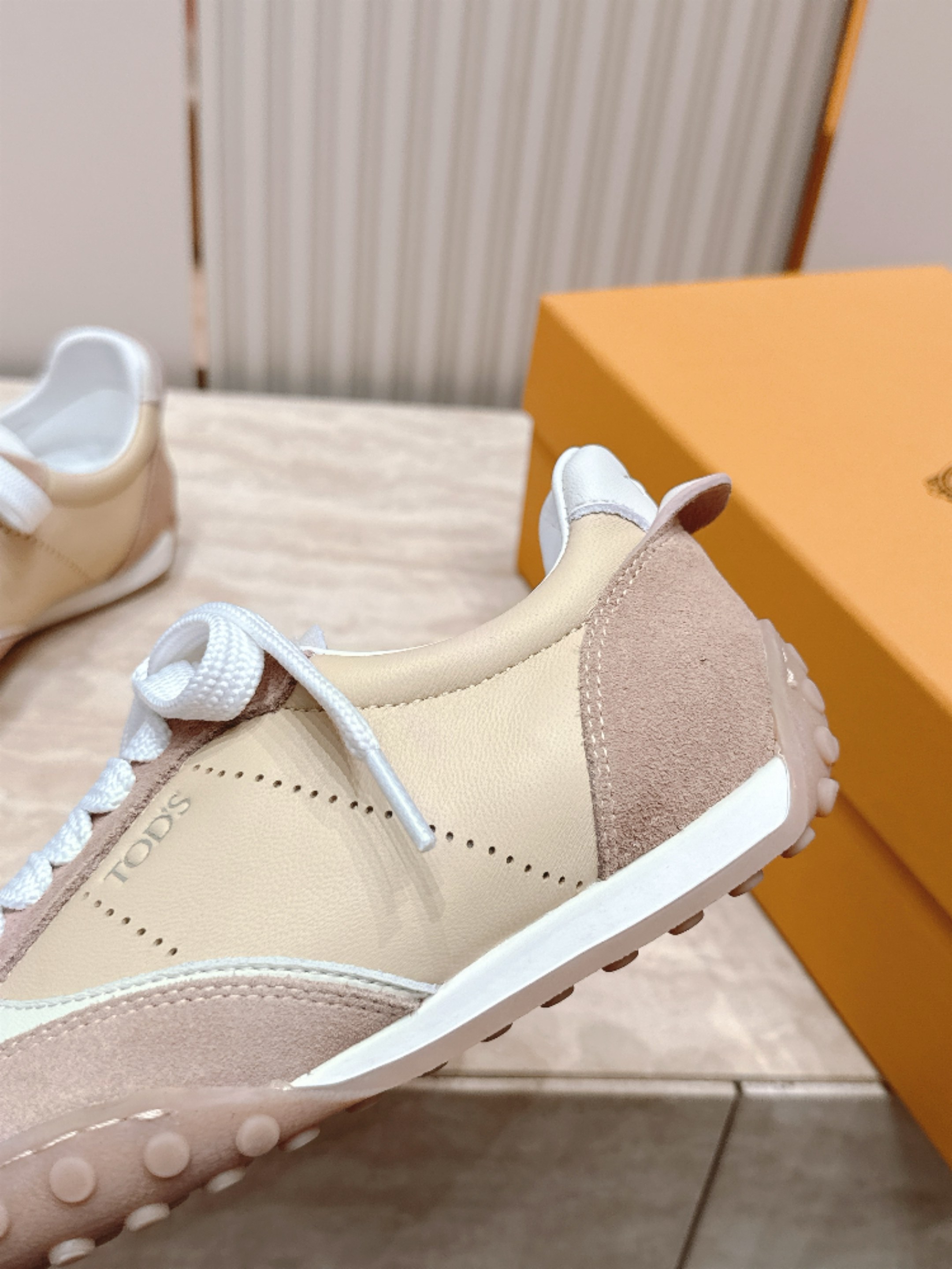 女 男+10 情侣款 Tods 托德斯26ss秋冬新品 休闲运动鞋 德训鞋 复古拼色设计 轻便透气超适合日常穿搭 女 男+10 情侣款 Tods 托德斯26ss秋冬新品 休闲运动鞋 德训鞋 复古拼色设计 轻便透气超适合日常穿搭