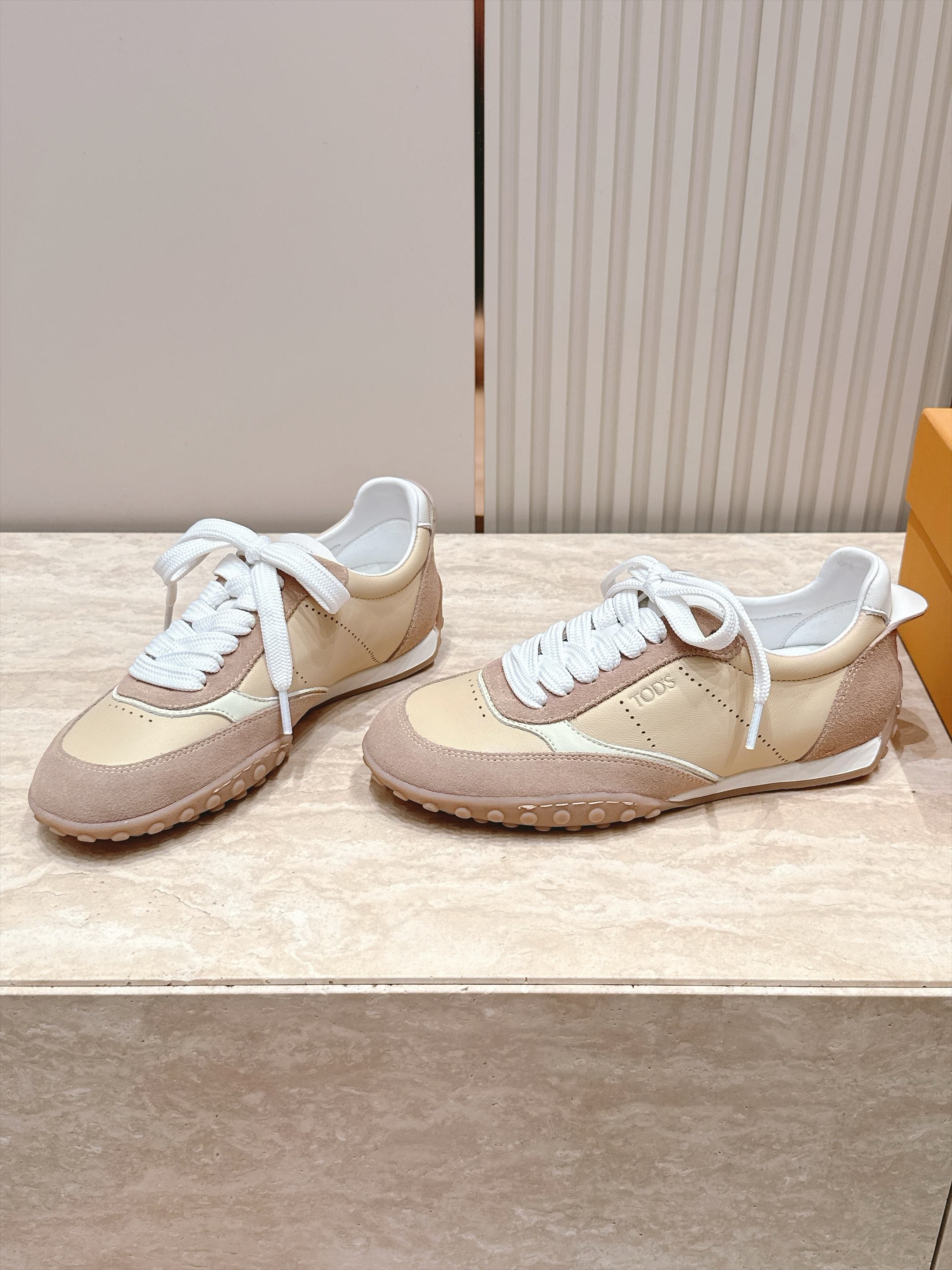 女 男+10 情侣款 Tods 托德斯26ss秋冬新品 休闲运动鞋 德训鞋 复古拼色设计 轻便透气超适合日常穿搭 女 男+10 情侣款 Tods 托德斯26ss秋冬新品 休闲运动鞋 德训鞋 复古拼色设计 轻便透气超适合日常穿搭