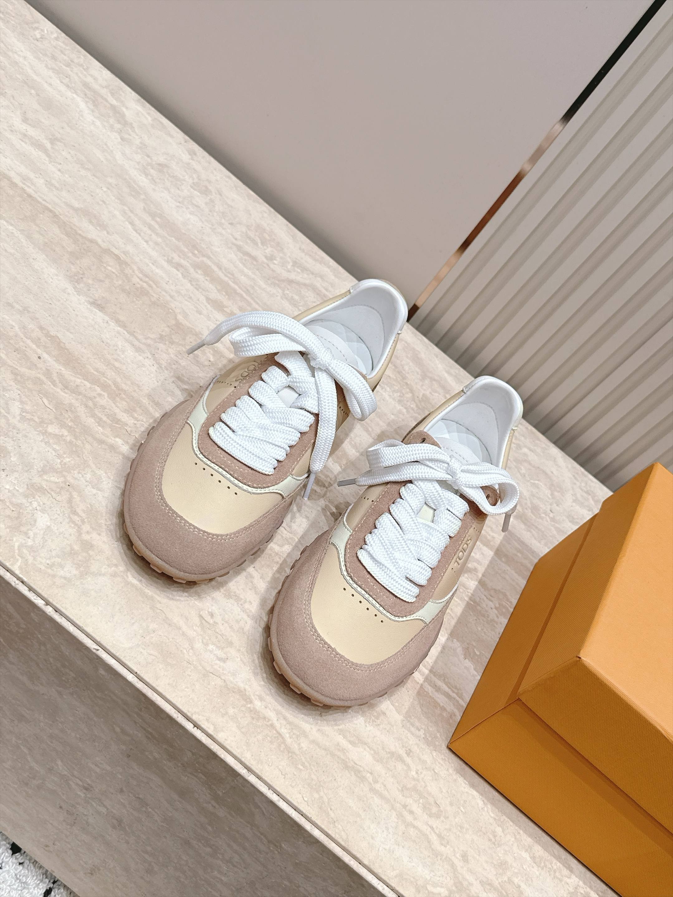 女 男+10 情侣款 Tods 托德斯26ss秋冬新品 休闲运动鞋 德训鞋 复古拼色设计 轻便透气超适合日常穿搭 女 男+10 情侣款 Tods 托德斯26ss秋冬新品 休闲运动鞋 德训鞋 复古拼色设计 轻便透气超适合日常穿搭