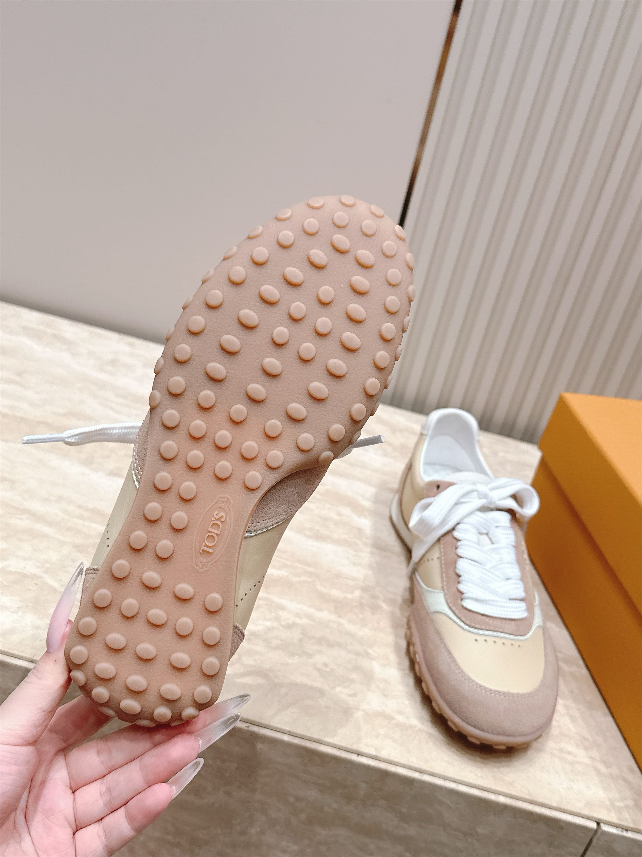女 男+10 情侣款 Tods 托德斯26ss秋冬新品 休闲运动鞋 德训鞋 复古拼色设计 轻便透气超适合日常穿搭 女 男+10 情侣款 Tods 托德斯26ss秋冬新品 休闲运动鞋 德训鞋 复古拼色设计 轻便透气超适合日常穿搭