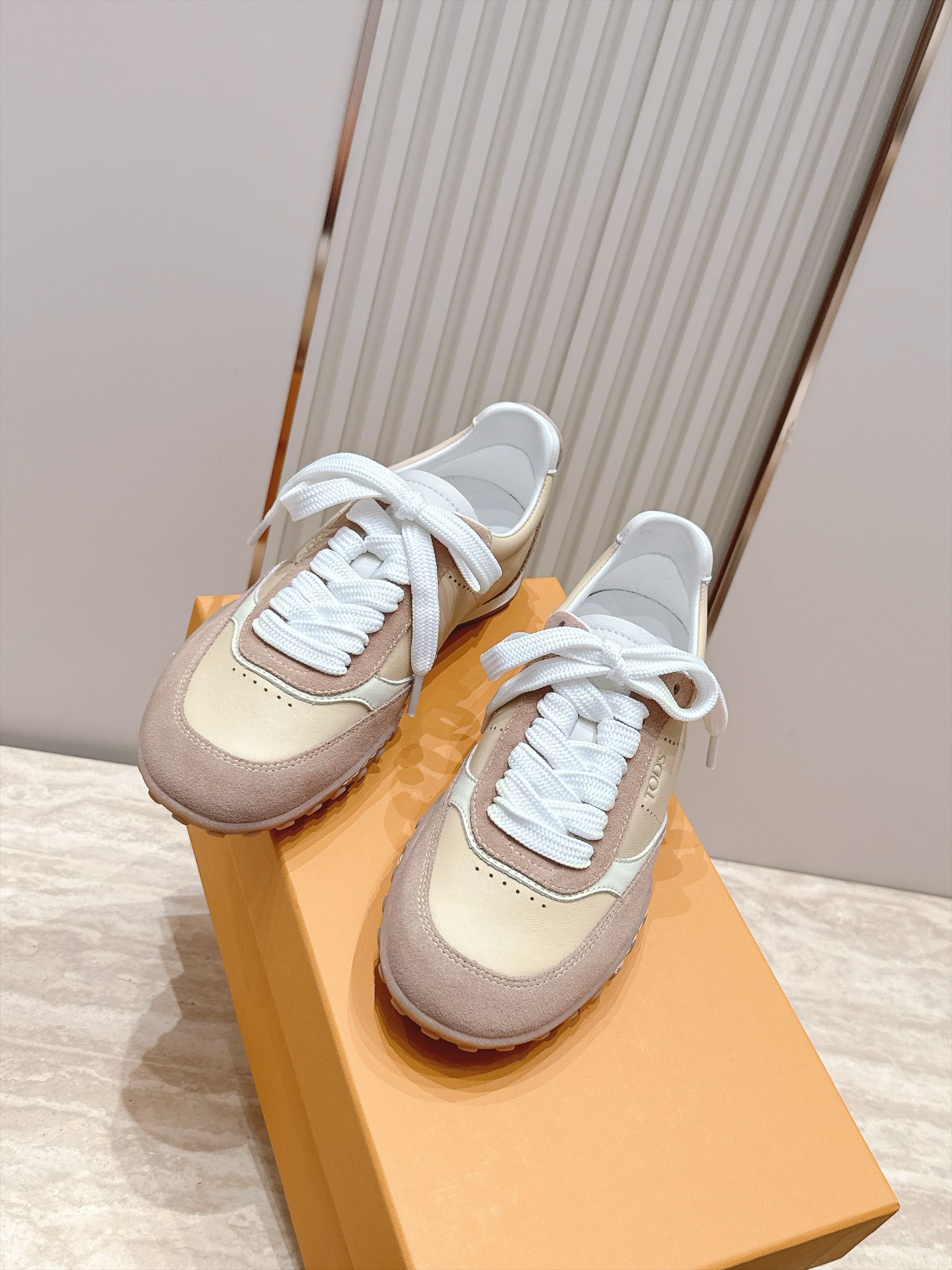 女 男+10 情侣款 Tods 托德斯26ss秋冬新品 休闲运动鞋 德训鞋 复古拼色设计 轻便透气超适合日常穿搭 女 男+10 情侣款 Tods 托德斯26ss秋冬新品 休闲运动鞋 德训鞋 复古拼色设计 轻便透气超适合日常穿搭