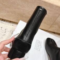 mm6 马吉拉 26秋冬 分趾短靴系列 反叛又低调的 前卫的夹脚设计与主线的分趾设计有着异曲同工之处,充满艺术气息的怪 mm6 马吉拉 26秋冬 分趾短靴系列 反叛又低调的 前卫的夹脚设计与主线的分趾设计有着异曲同工之处,充满艺术气息的怪