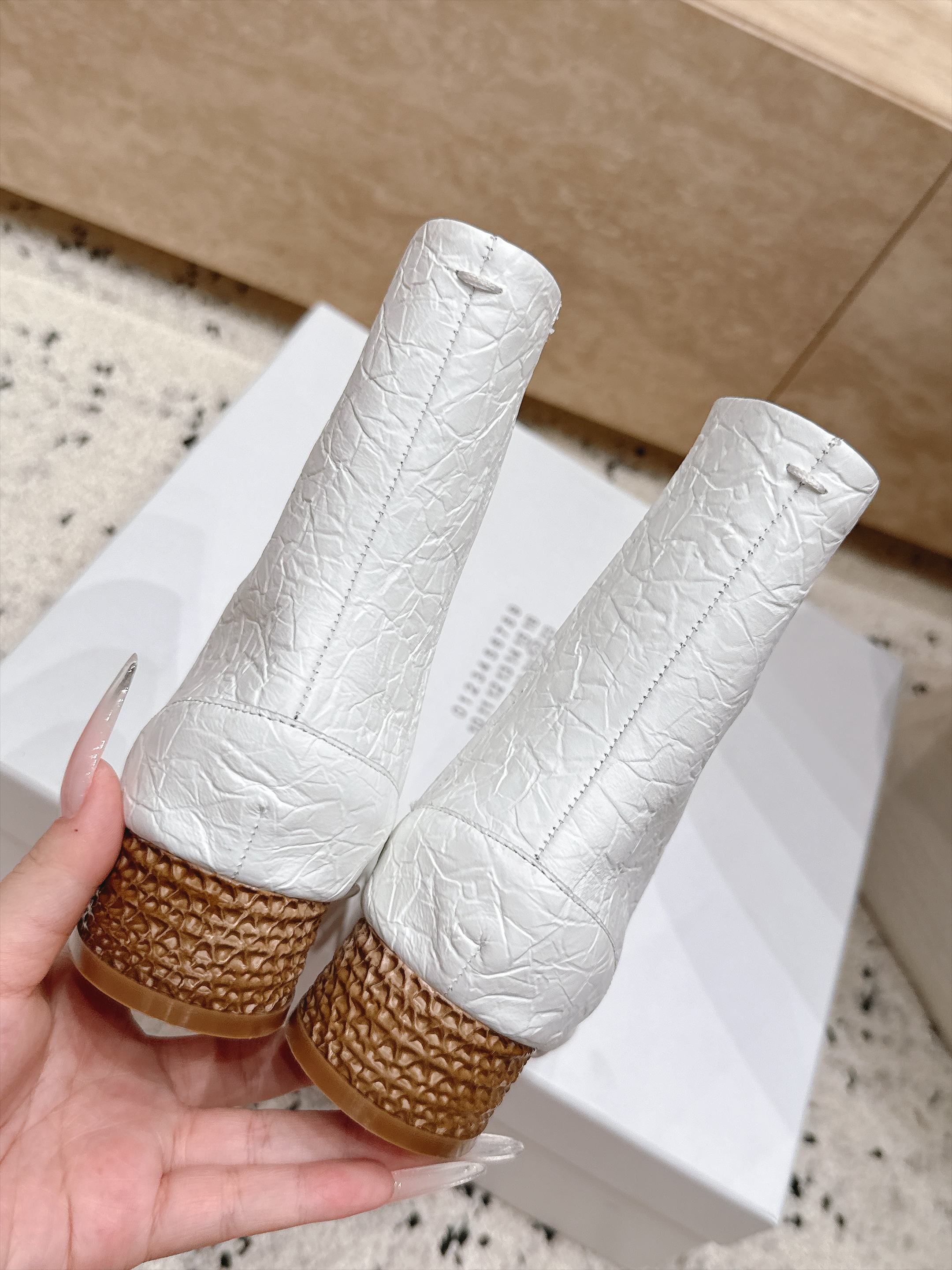 (特殊皮面) mm6 马吉拉 26秋冬 分趾短靴系列 反叛又低调的 前卫的夹脚设计与主线的分趾设计有着异曲同工之处, (特殊皮面) mm6 马吉拉 26秋冬 分趾短靴系列 反叛又低调的 前卫的夹脚设计与主线的分趾设计有着异曲同工之处,