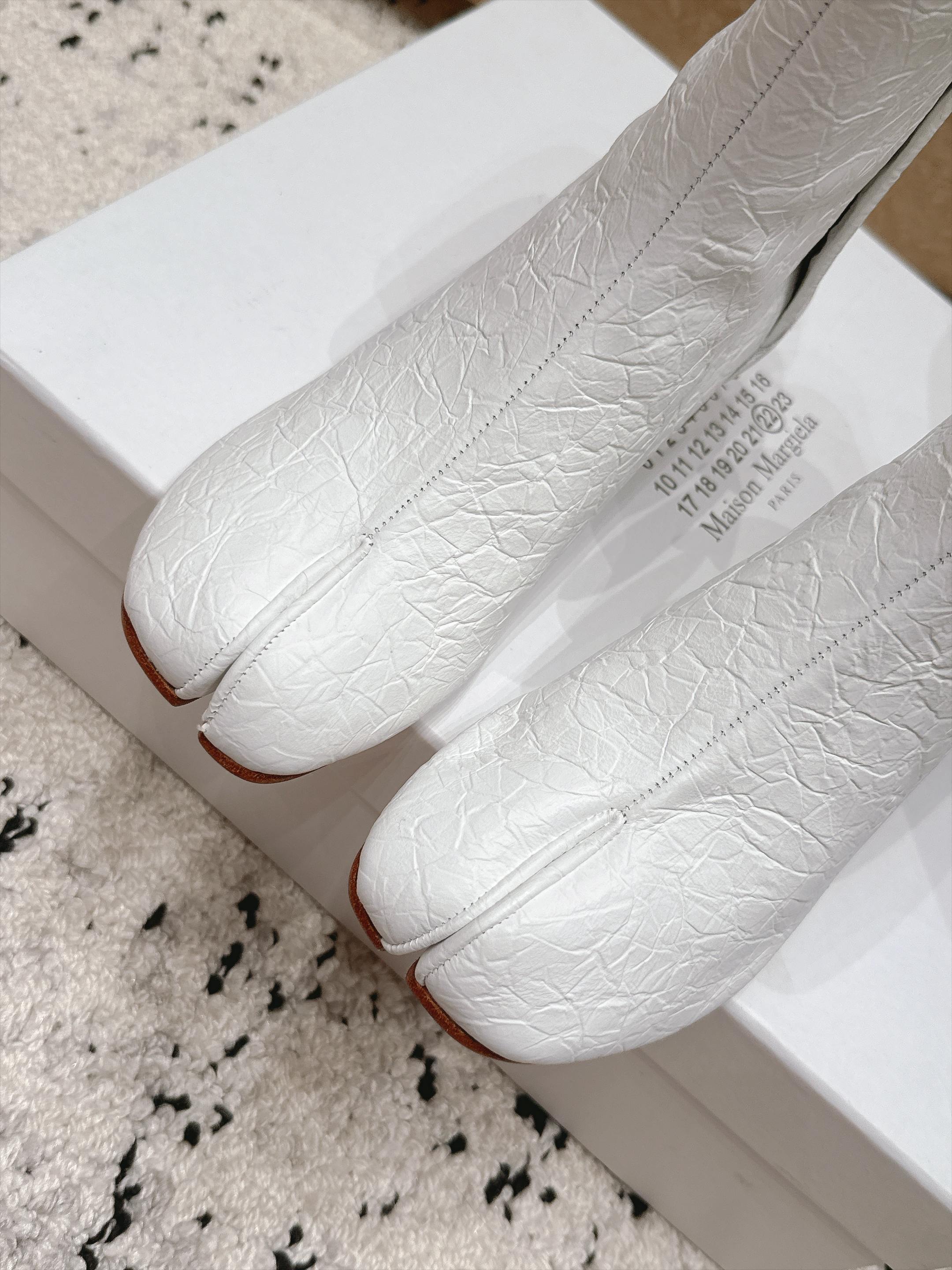 (特殊皮面) mm6 马吉拉 26秋冬 分趾短靴系列 反叛又低调的 前卫的夹脚设计与主线的分趾设计有着异曲同工之处, (特殊皮面) mm6 马吉拉 26秋冬 分趾短靴系列 反叛又低调的 前卫的夹脚设计与主线的分趾设计有着异曲同工之处,