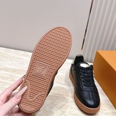 LV新款休闲板鞋 这款板鞋自带低调奢华感,牛皮材质,鞋身压印经典老花标识,细节满满,质感高级耐看。黑白撞色鞋带与鞋舌LV LV新款休闲板鞋 这款板鞋自带低调奢华感,牛皮材质,鞋身压印经典老花标识,细节满满,质感高级耐看。黑白撞色鞋带与鞋舌LV
