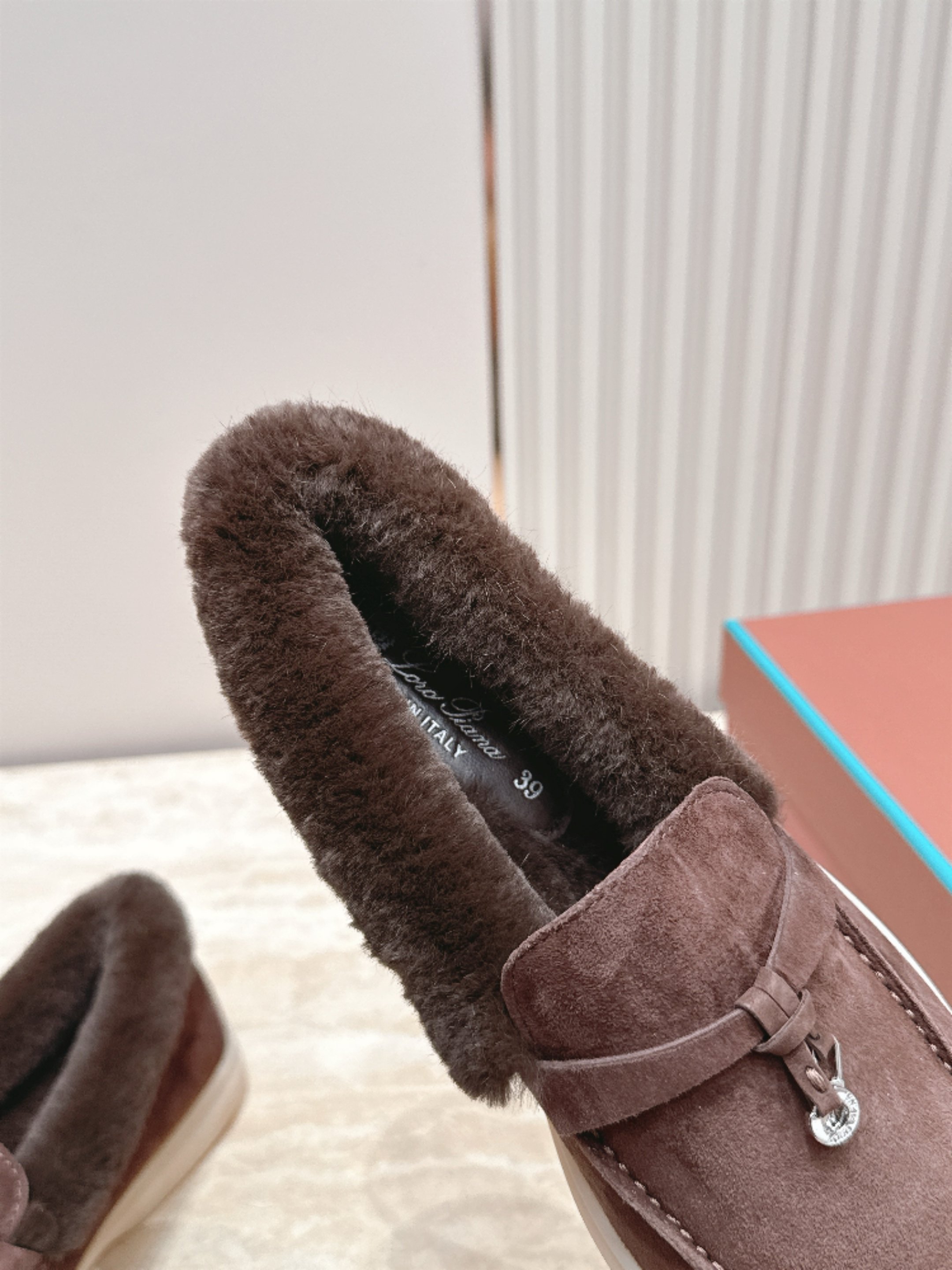 LP 经典 老钱风休闲皮鞋卡兔毛单鞋  楦型百搭瘦脚yyds.造型立体饱满，帅气十足  上脚舒适  复古老钱风风、气场十