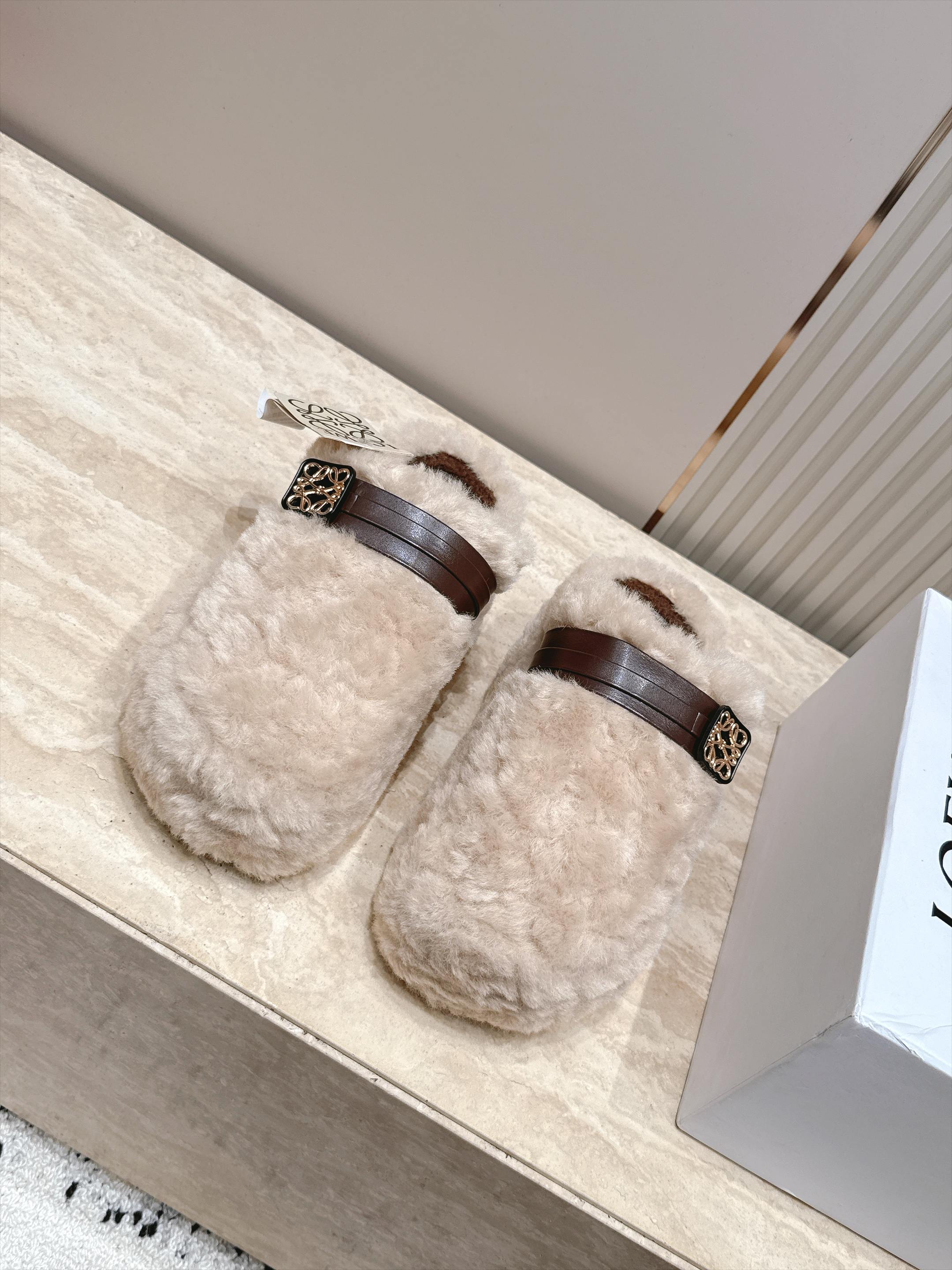 Loewe 罗意威 新款毛毛包头拖鞋! 这款胖胖的毛拖呆萌呆萌真的是真太可爱了 柔软蓬松的毛毛,舒服暖脚! 增高显腿长! Loewe 罗意威 新款毛毛包头拖鞋! 这款胖胖的毛拖呆萌呆萌真的是真太可爱了 柔软蓬松的毛毛,舒服暖脚! 增高显腿长!