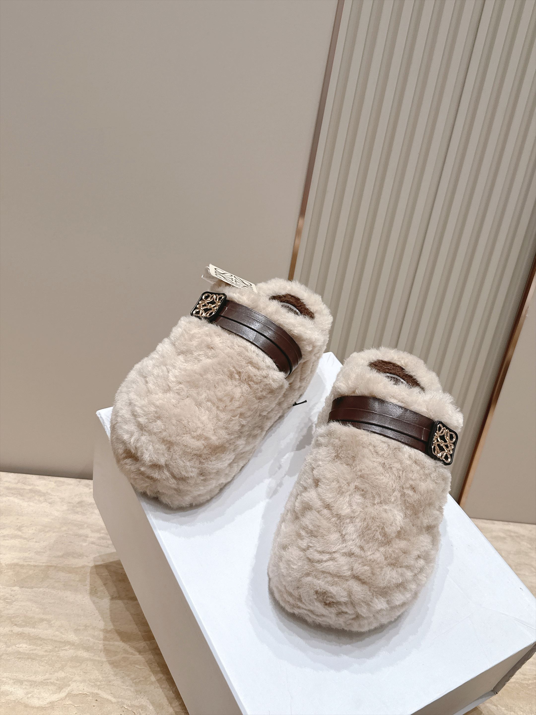 Loewe 罗意威 新款毛毛包头拖鞋! 这款胖胖的毛拖呆萌呆萌真的是真太可爱了 柔软蓬松的毛毛,舒服暖脚! 增高显腿长! Loewe 罗意威 新款毛毛包头拖鞋! 这款胖胖的毛拖呆萌呆萌真的是真太可爱了 柔软蓬松的毛毛,舒服暖脚! 增高显腿长!