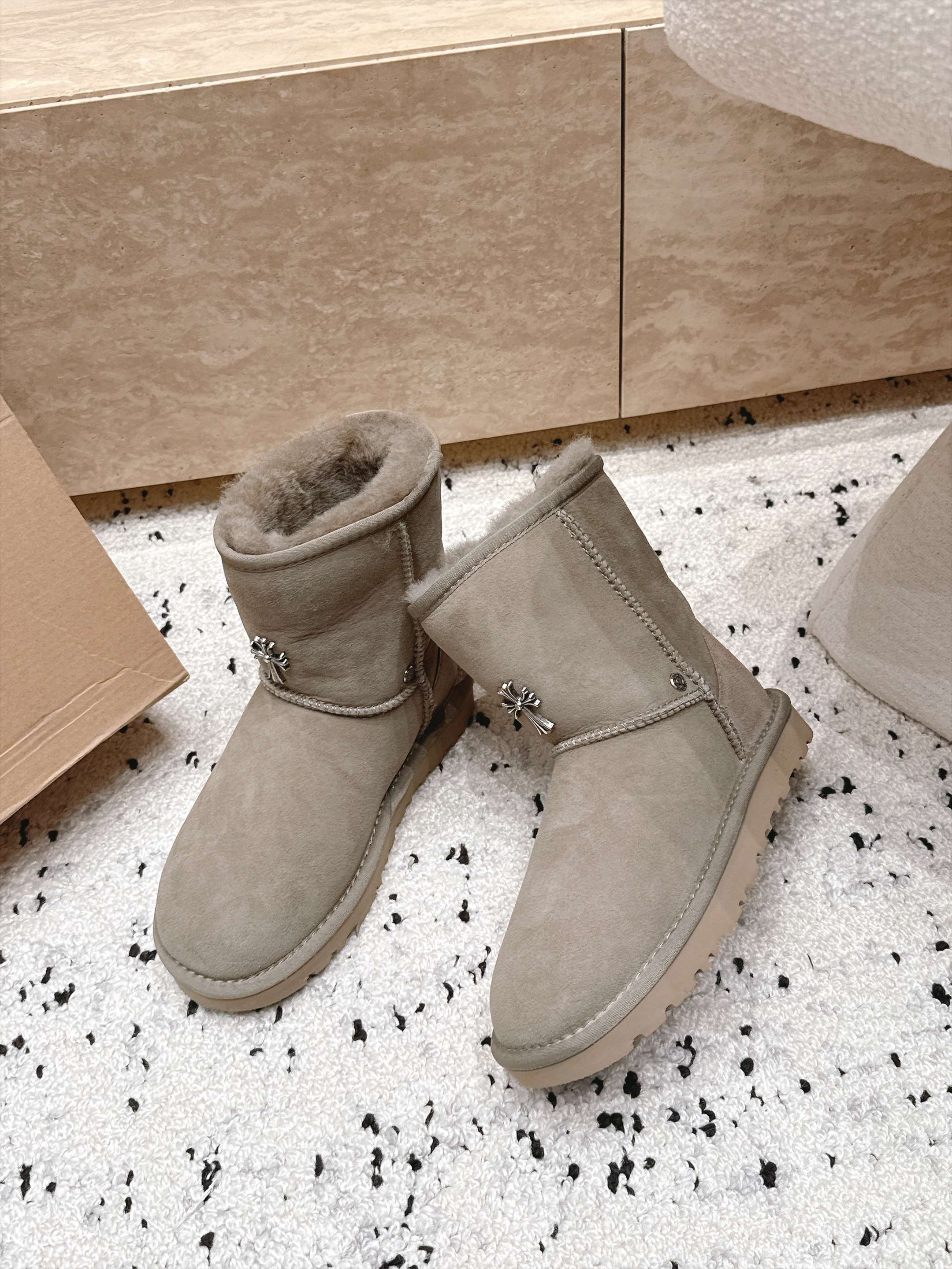 情侣款 UGG/克罗心联名情侣雪地靴系列…… 【克罗心联名雪地靴】 限量款系列,一款不会撞衫的雪地靴、简约的联名 情侣款 UGG/克罗心联名情侣雪地靴系列…… 【克罗心联名雪地靴】 限量款系列,一款不会撞衫的雪地靴、简约的联名