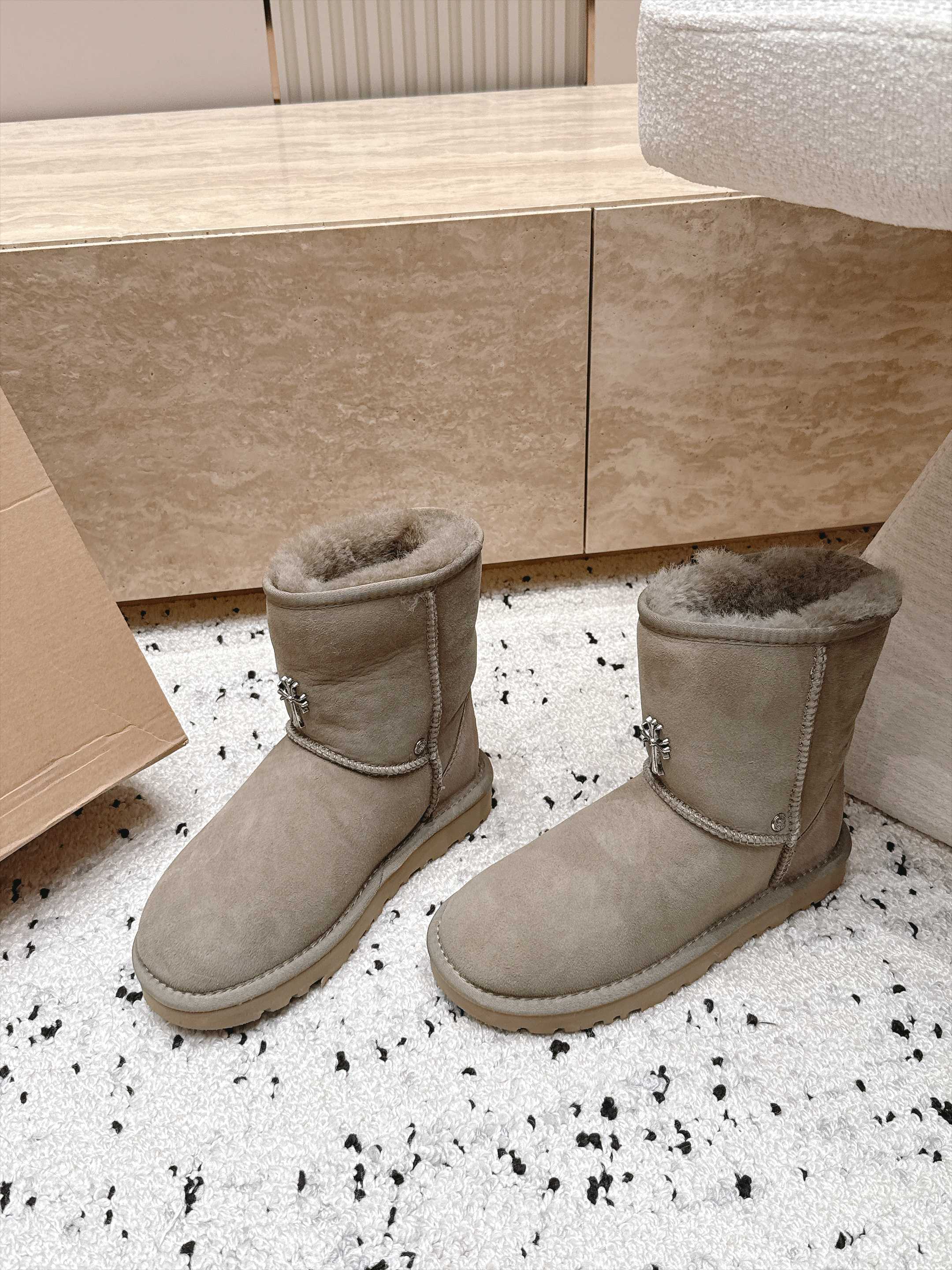 情侣款 UGG/克罗心联名情侣雪地靴系列…… 【克罗心联名雪地靴】 限量款系列,一款不会撞衫的雪地靴、简约的联名 情侣款 UGG/克罗心联名情侣雪地靴系列…… 【克罗心联名雪地靴】 限量款系列,一款不会撞衫的雪地靴、简约的联名