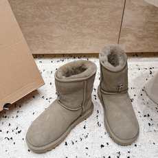 情侣款 UGG/克罗心联名情侣雪地靴系列…… 【克罗心联名雪地靴】 限量款系列,一款不会撞衫的雪地靴、简约的联名 情侣款 UGG/克罗心联名情侣雪地靴系列…… 【克罗心联名雪地靴】 限量款系列,一款不会撞衫的雪地靴、简约的联名