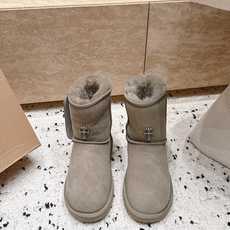 情侣款 UGG/克罗心联名情侣雪地靴系列…… 【克罗心联名雪地靴】 限量款系列,一款不会撞衫的雪地靴、简约的联名 情侣款 UGG/克罗心联名情侣雪地靴系列…… 【克罗心联名雪地靴】 限量款系列,一款不会撞衫的雪地靴、简约的联名