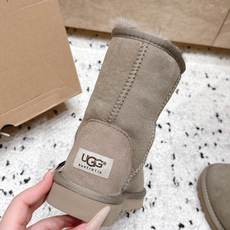 情侣款 UGG/克罗心联名情侣雪地靴系列…… 【克罗心联名雪地靴】 限量款系列,一款不会撞衫的雪地靴、简约的联名 情侣款 UGG/克罗心联名情侣雪地靴系列…… 【克罗心联名雪地靴】 限量款系列,一款不会撞衫的雪地靴、简约的联名