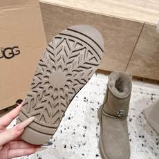 情侣款 UGG/克罗心联名情侣雪地靴系列…… 【克罗心联名雪地靴】 限量款系列,一款不会撞衫的雪地靴、简约的联名 情侣款 UGG/克罗心联名情侣雪地靴系列…… 【克罗心联名雪地靴】 限量款系列,一款不会撞衫的雪地靴、简约的联名