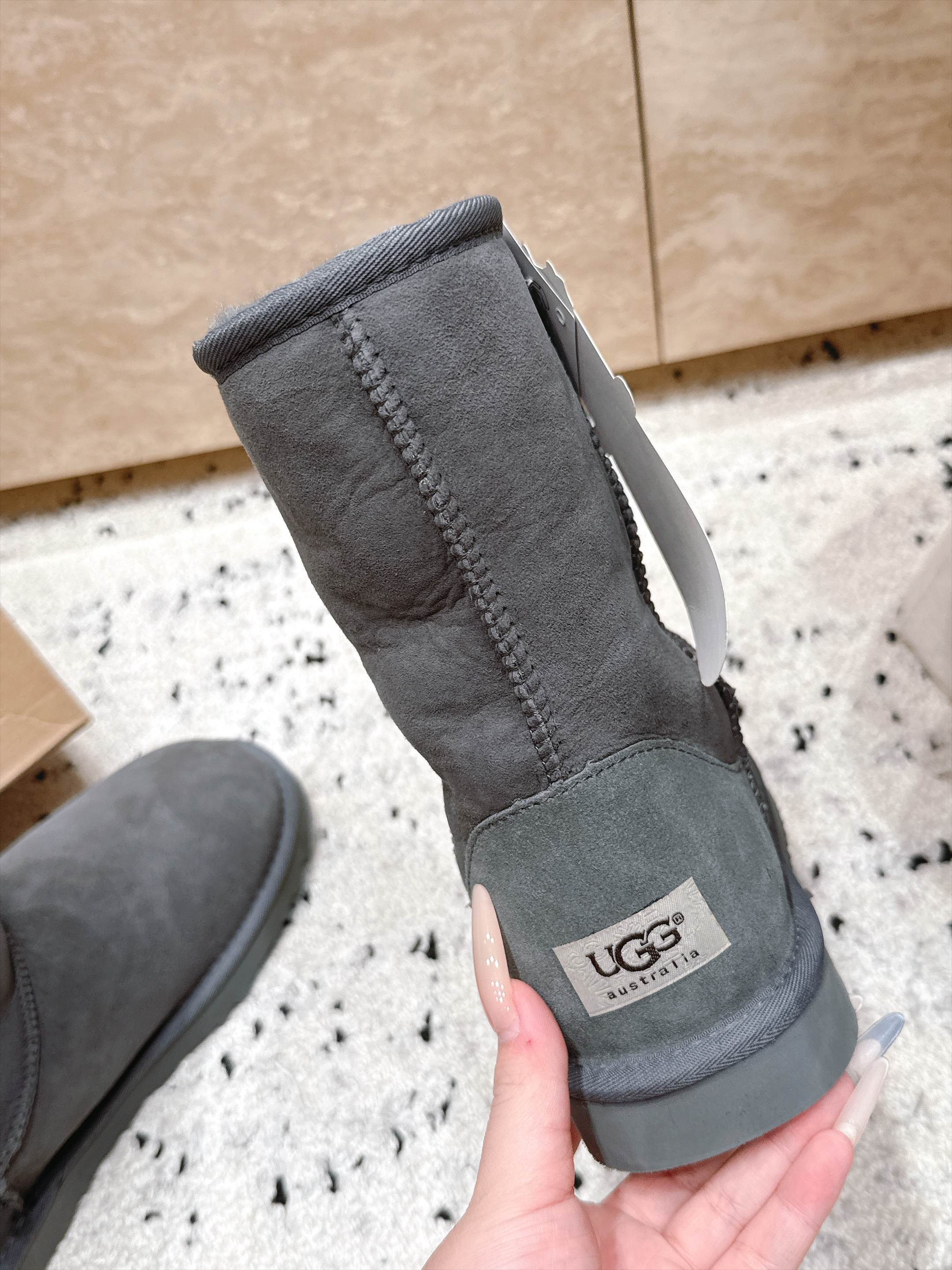 情侣款 UGG/克罗心联名情侣雪地靴系列…… 【克罗心联名雪地靴】     限量款系列，一款不会撞衫的雪地靴、简约的联名