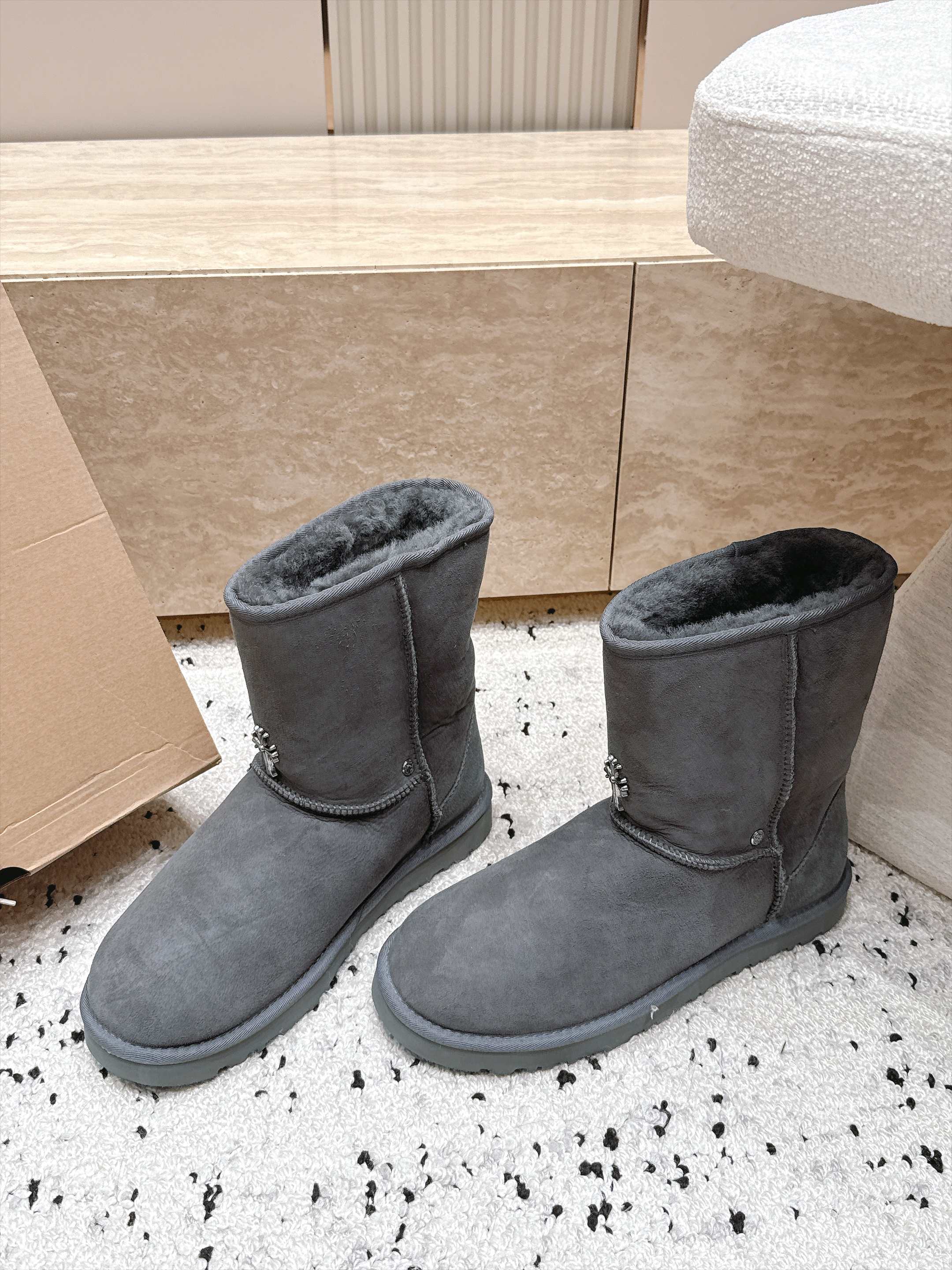 情侣款 UGG/克罗心联名情侣雪地靴系列…… 【克罗心联名雪地靴】     限量款系列，一款不会撞衫的雪地靴、简约的联名
