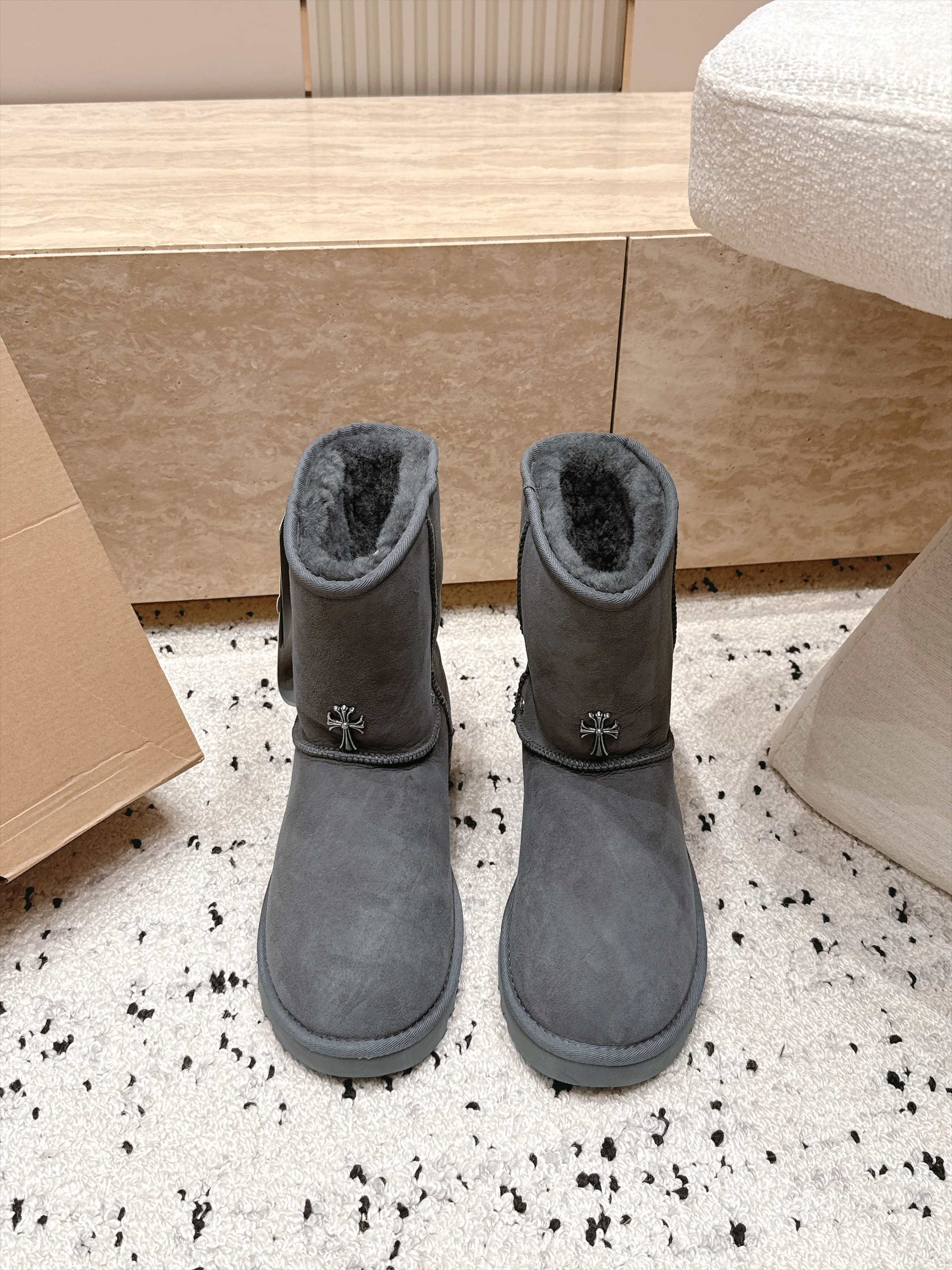 情侣款 UGG/克罗心联名情侣雪地靴系列…… 【克罗心联名雪地靴】 限量款系列,一款不会撞衫的雪地靴、简约的联名 情侣款 UGG/克罗心联名情侣雪地靴系列…… 【克罗心联名雪地靴】 限量款系列,一款不会撞衫的雪地靴、简约的联名