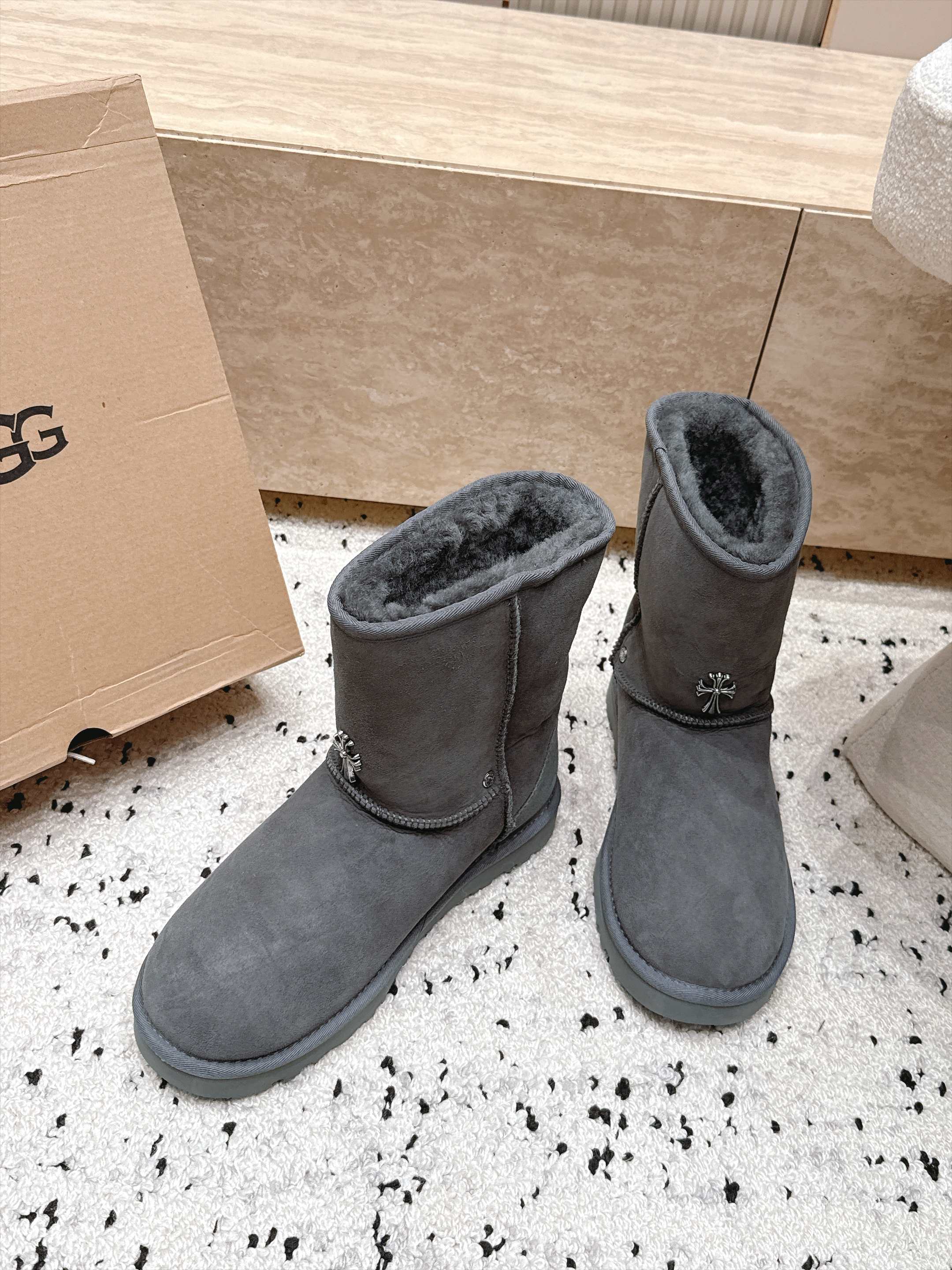 情侣款 UGG/克罗心联名情侣雪地靴系列…… 【克罗心联名雪地靴】     限量款系列，一款不会撞衫的雪地靴、简约的联名