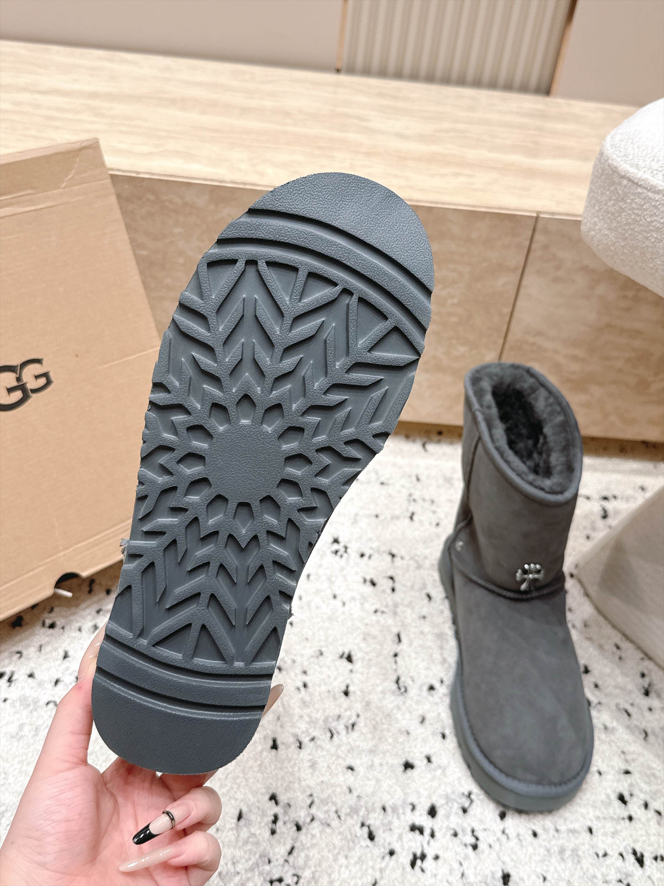 情侣款 UGG/克罗心联名情侣雪地靴系列…… 【克罗心联名雪地靴】     限量款系列，一款不会撞衫的雪地靴、简约的联名