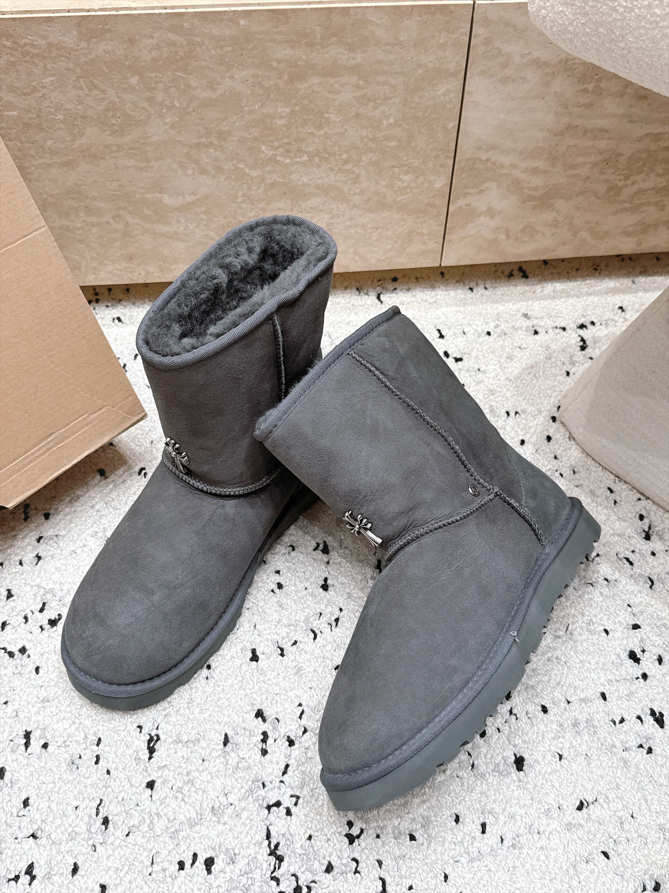情侣款 UGG/克罗心联名情侣雪地靴系列…… 【克罗心联名雪地靴】     限量款系列，一款不会撞衫的雪地靴、简约的联名