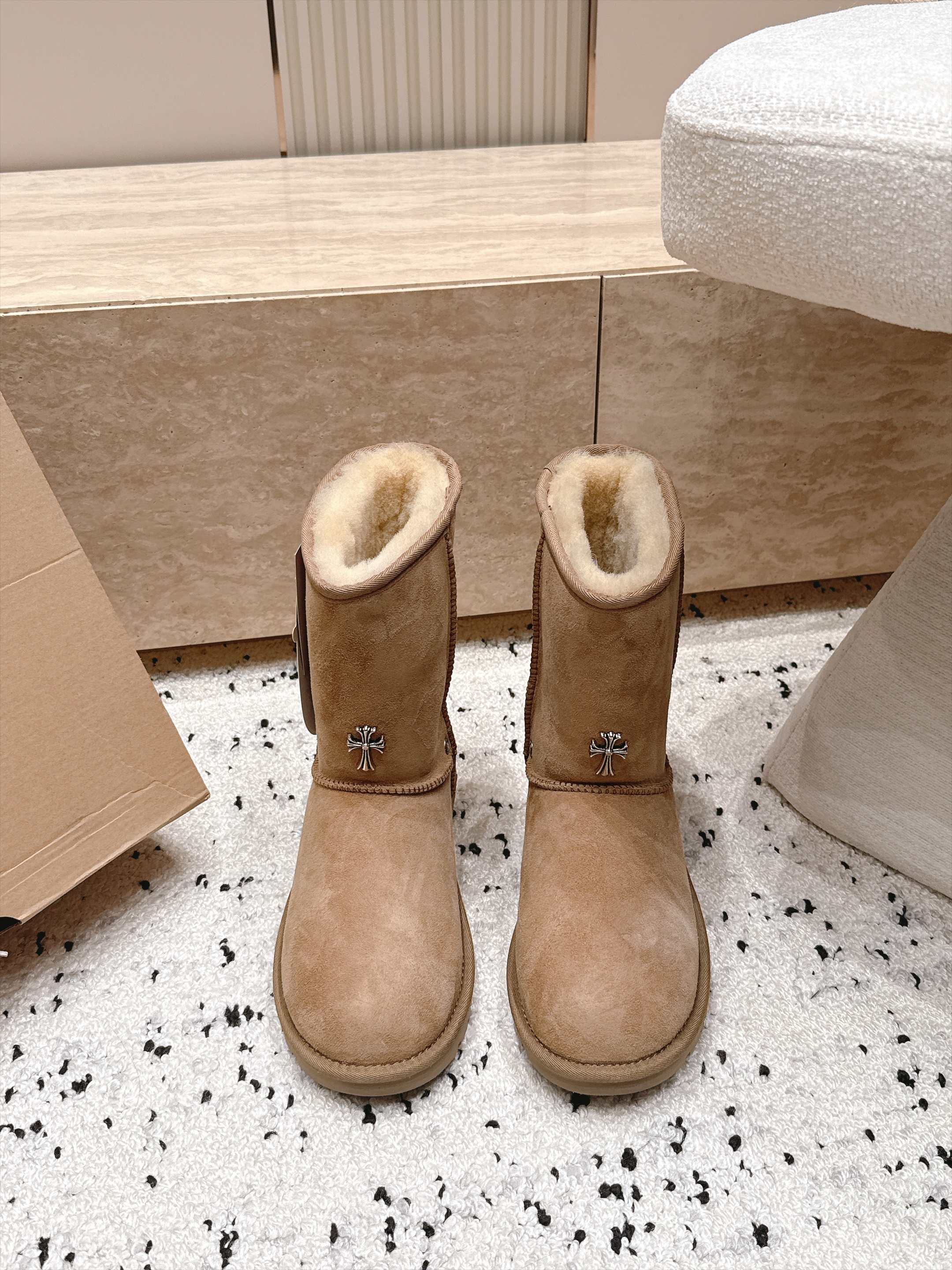 情侣款 UGG/克罗心联名情侣雪地靴系列…… 【克罗心联名雪地靴】 限量款系列,一款不会撞衫的雪地靴、简约的联名 情侣款 UGG/克罗心联名情侣雪地靴系列…… 【克罗心联名雪地靴】 限量款系列,一款不会撞衫的雪地靴、简约的联名