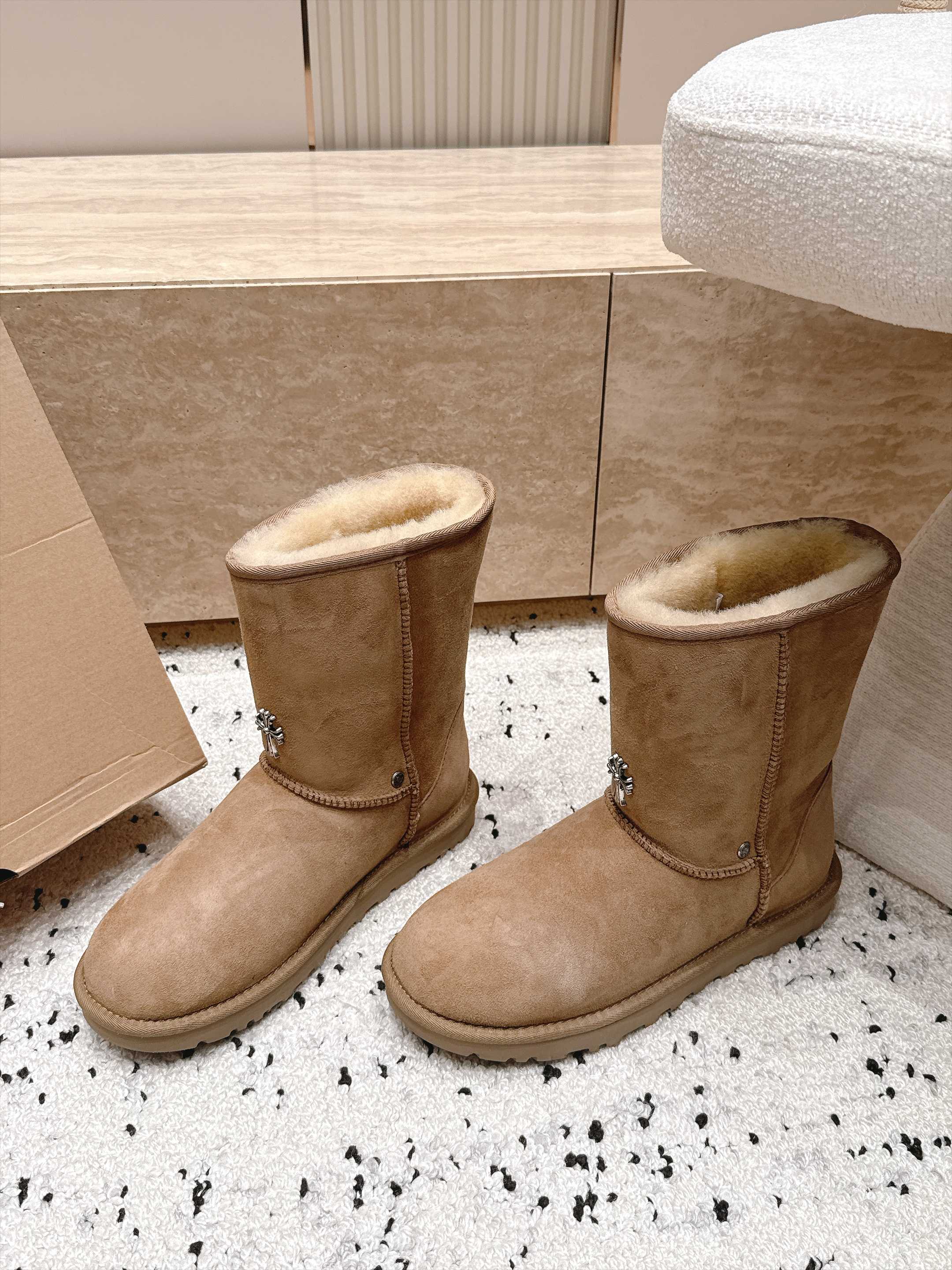 情侣款 UGG/克罗心联名情侣雪地靴系列…… 【克罗心联名雪地靴】 限量款系列,一款不会撞衫的雪地靴、简约的联名 情侣款 UGG/克罗心联名情侣雪地靴系列…… 【克罗心联名雪地靴】 限量款系列,一款不会撞衫的雪地靴、简约的联名