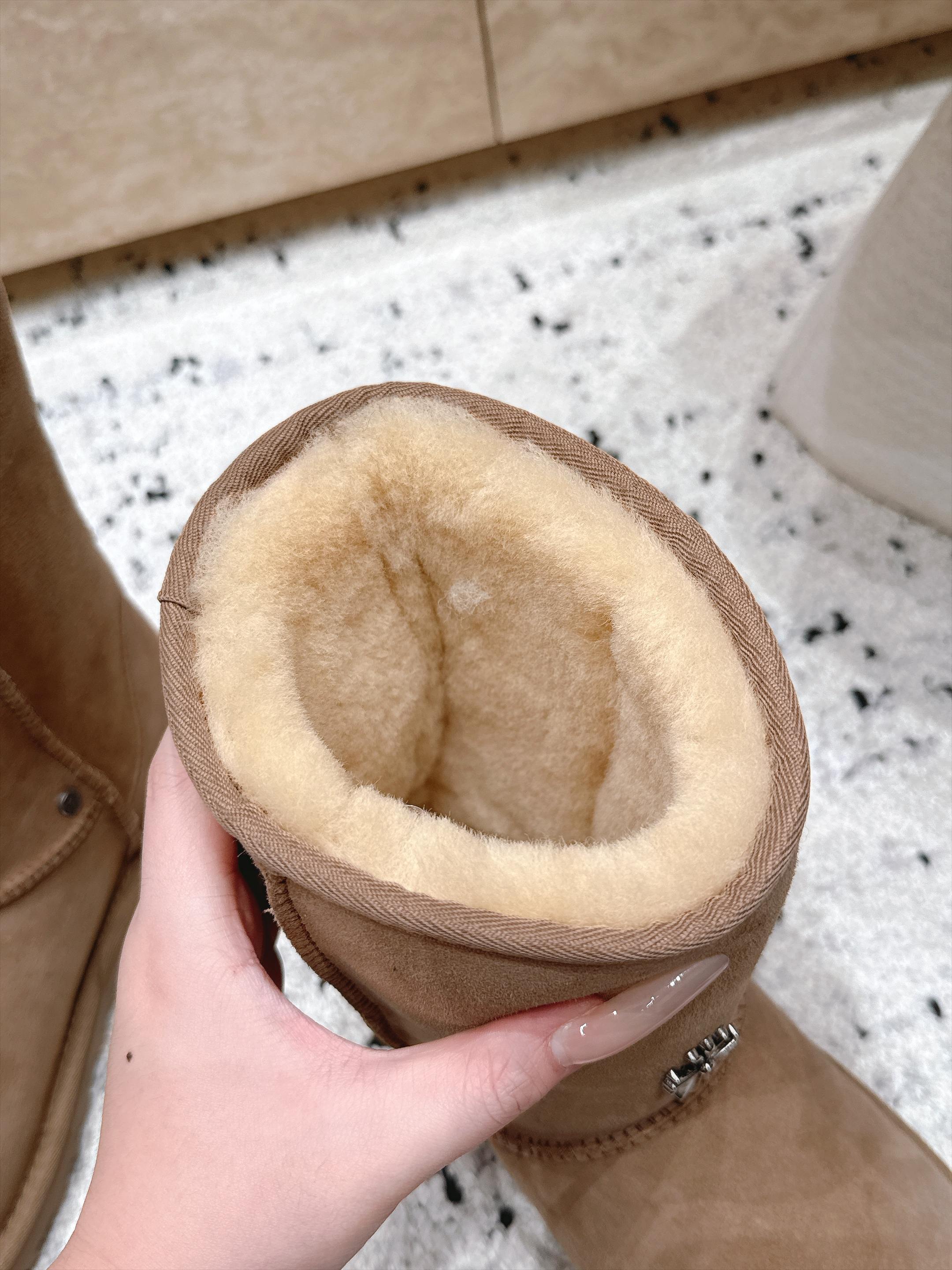 情侣款 UGG/克罗心联名情侣雪地靴系列…… 【克罗心联名雪地靴】 限量款系列,一款不会撞衫的雪地靴、简约的联名 情侣款 UGG/克罗心联名情侣雪地靴系列…… 【克罗心联名雪地靴】 限量款系列,一款不会撞衫的雪地靴、简约的联名