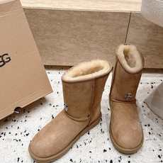 情侣款 UGG/克罗心联名情侣雪地靴系列…… 【克罗心联名雪地靴】 限量款系列,一款不会撞衫的雪地靴、简约的联名 情侣款 UGG/克罗心联名情侣雪地靴系列…… 【克罗心联名雪地靴】 限量款系列,一款不会撞衫的雪地靴、简约的联名