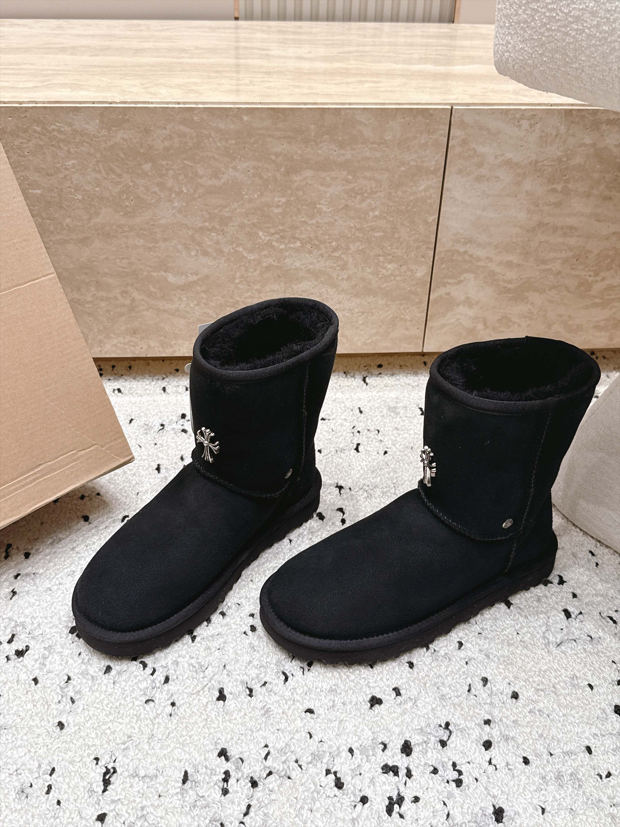 情侣款 UGG/克罗心联名情侣雪地靴系列…… 【克罗心联名雪地靴】 限量款系列,一款不会撞衫的雪地靴、简约的联名 情侣款 UGG/克罗心联名情侣雪地靴系列…… 【克罗心联名雪地靴】 限量款系列,一款不会撞衫的雪地靴、简约的联名