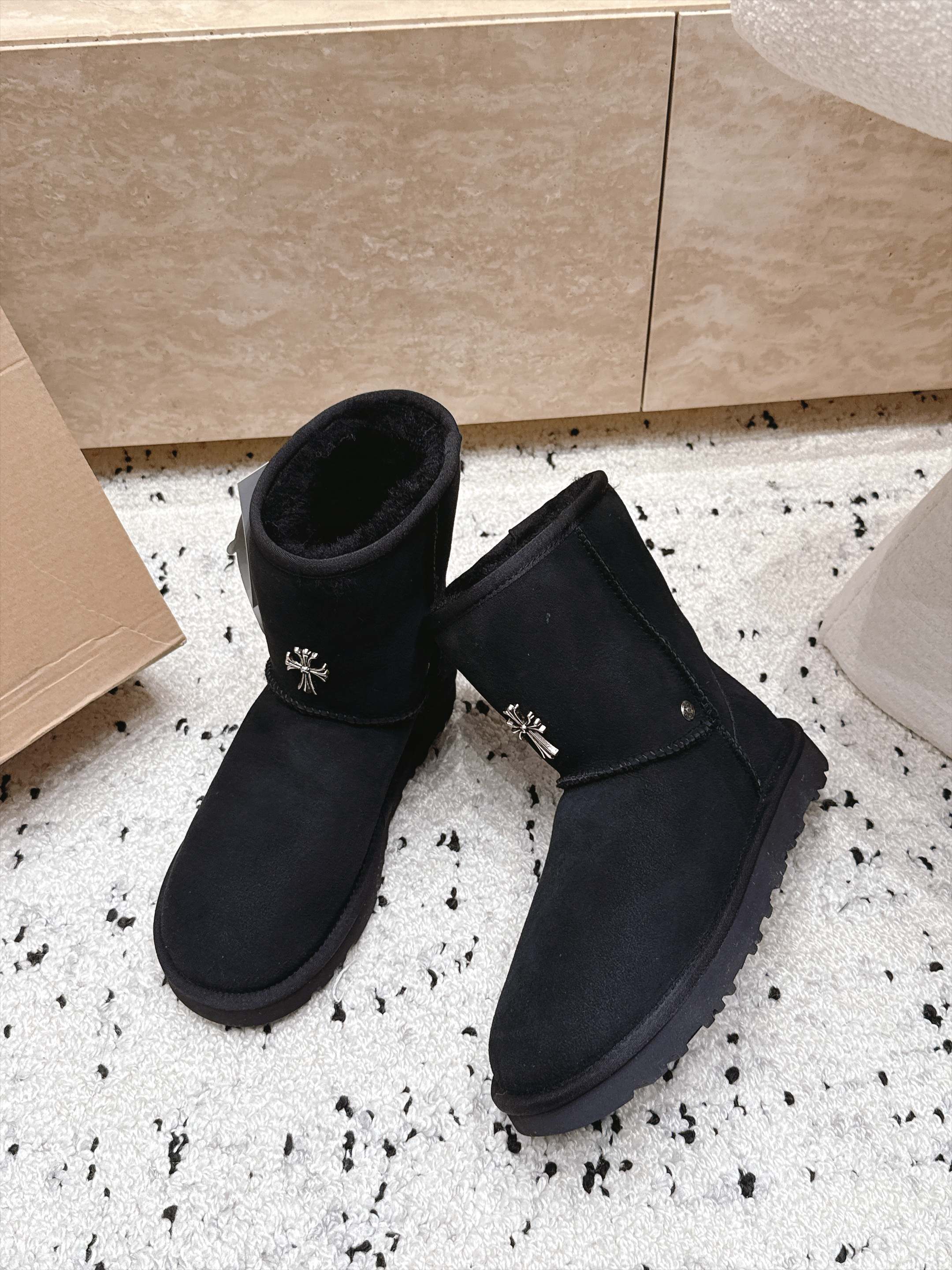 情侣款 UGG/克罗心联名情侣雪地靴系列…… 【克罗心联名雪地靴】 限量款系列,一款不会撞衫的雪地靴、简约的联名 情侣款 UGG/克罗心联名情侣雪地靴系列…… 【克罗心联名雪地靴】 限量款系列,一款不会撞衫的雪地靴、简约的联名