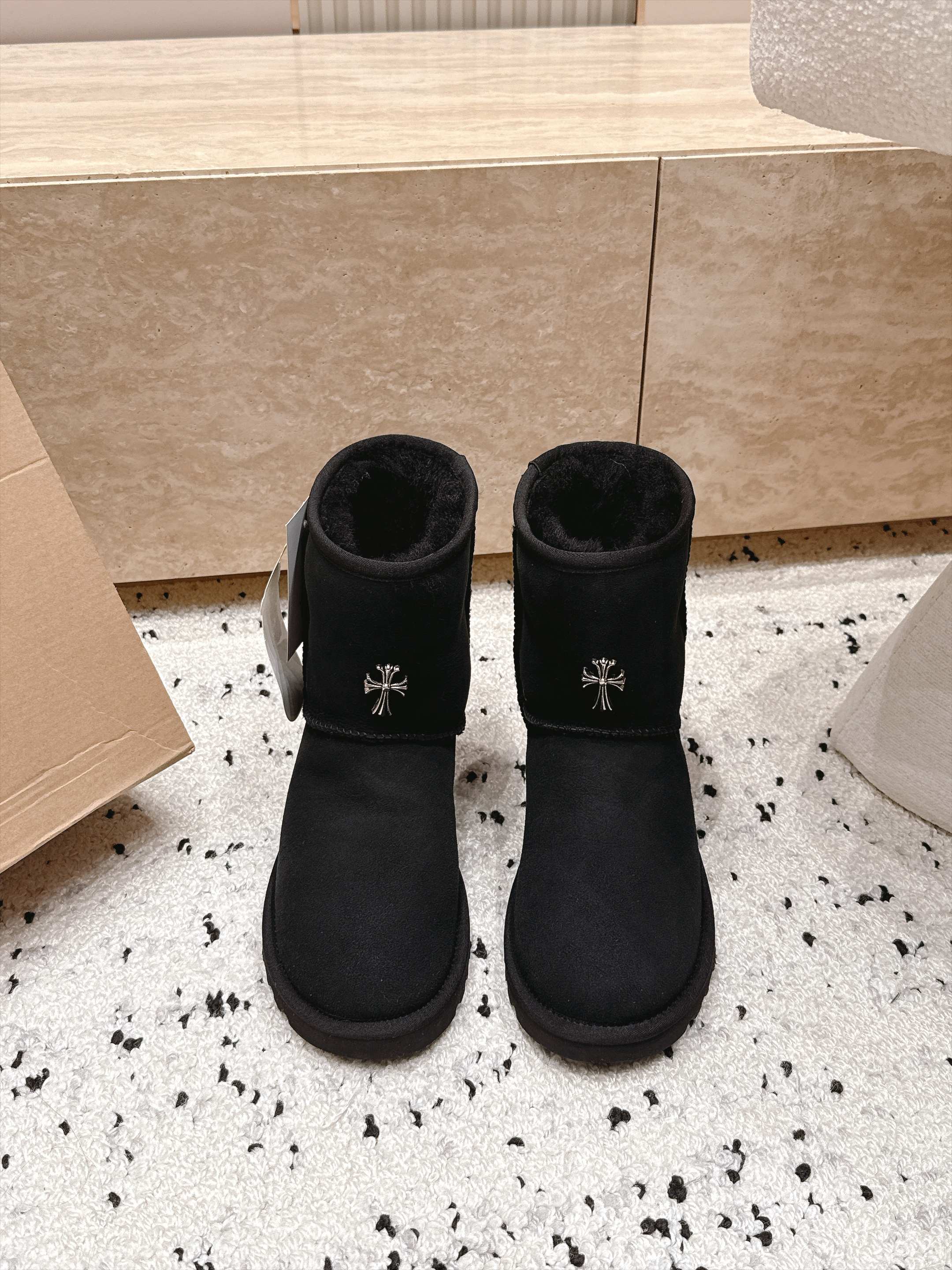 情侣款 UGG/克罗心联名情侣雪地靴系列…… 【克罗心联名雪地靴】 限量款系列,一款不会撞衫的雪地靴、简约的联名 情侣款 UGG/克罗心联名情侣雪地靴系列…… 【克罗心联名雪地靴】 限量款系列,一款不会撞衫的雪地靴、简约的联名