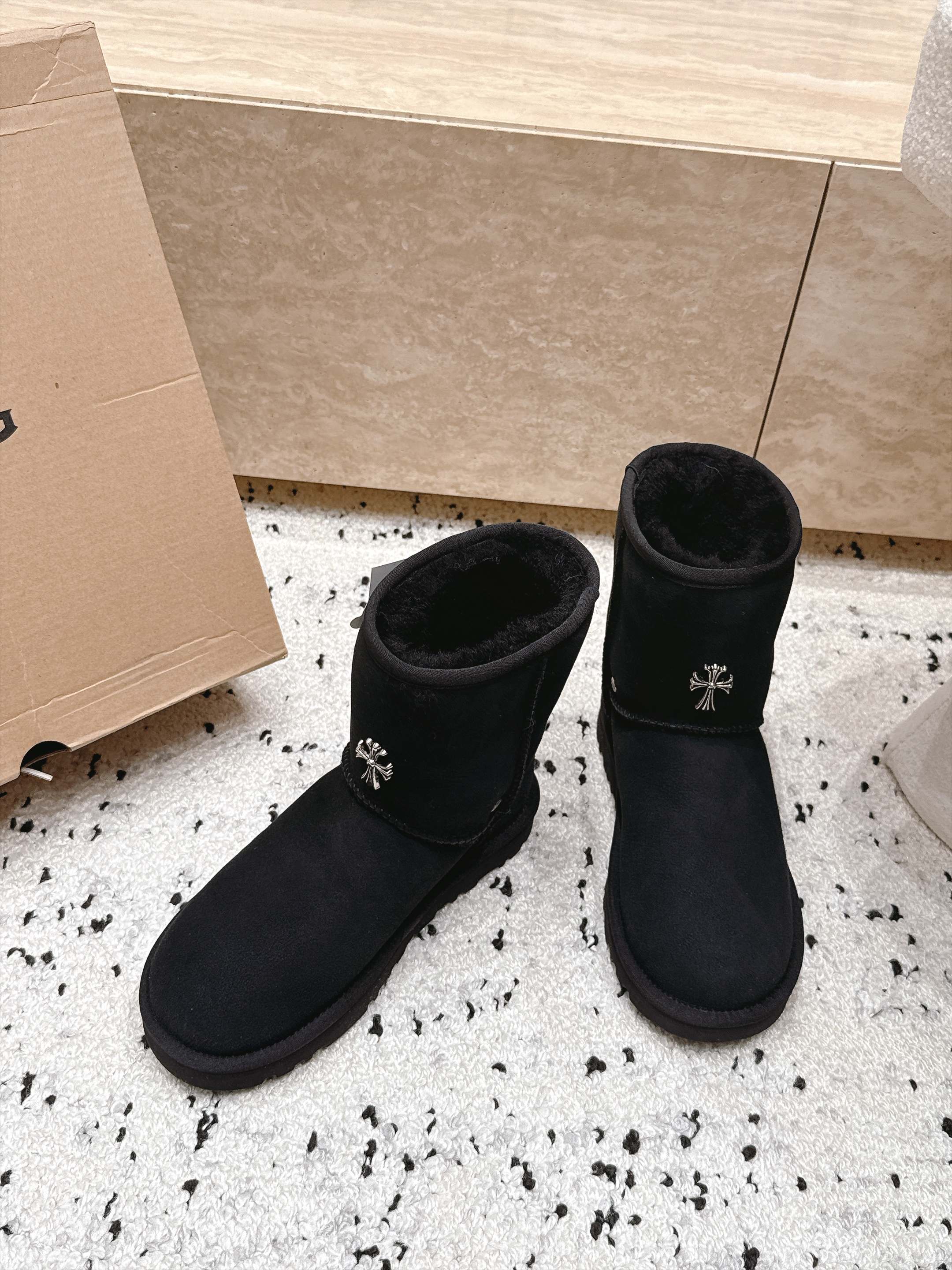情侣款 UGG/克罗心联名情侣雪地靴系列…… 【克罗心联名雪地靴】 限量款系列,一款不会撞衫的雪地靴、简约的联名 情侣款 UGG/克罗心联名情侣雪地靴系列…… 【克罗心联名雪地靴】 限量款系列,一款不会撞衫的雪地靴、简约的联名