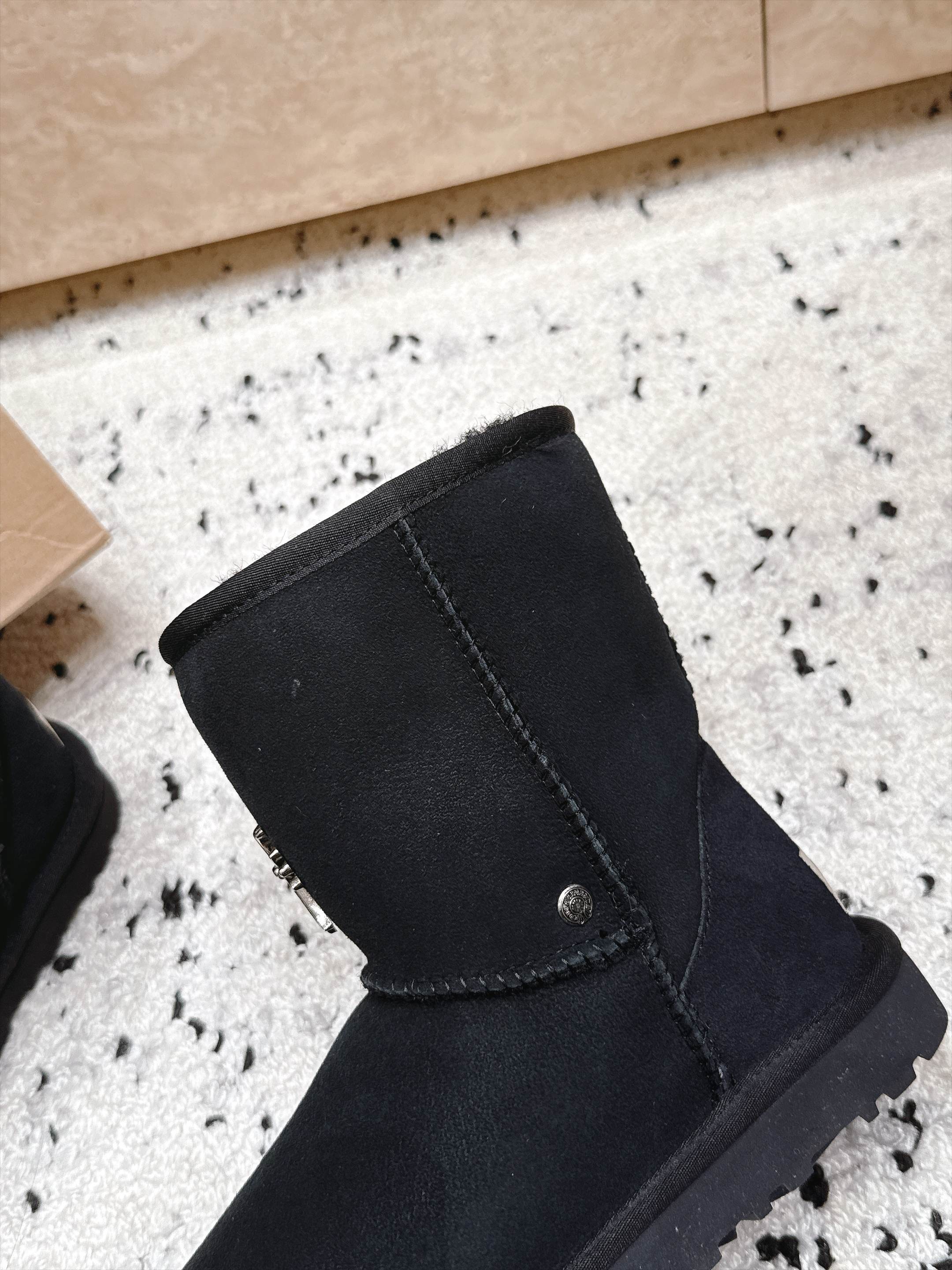 情侣款 UGG/克罗心联名情侣雪地靴系列…… 【克罗心联名雪地靴】 限量款系列,一款不会撞衫的雪地靴、简约的联名 情侣款 UGG/克罗心联名情侣雪地靴系列…… 【克罗心联名雪地靴】 限量款系列,一款不会撞衫的雪地靴、简约的联名