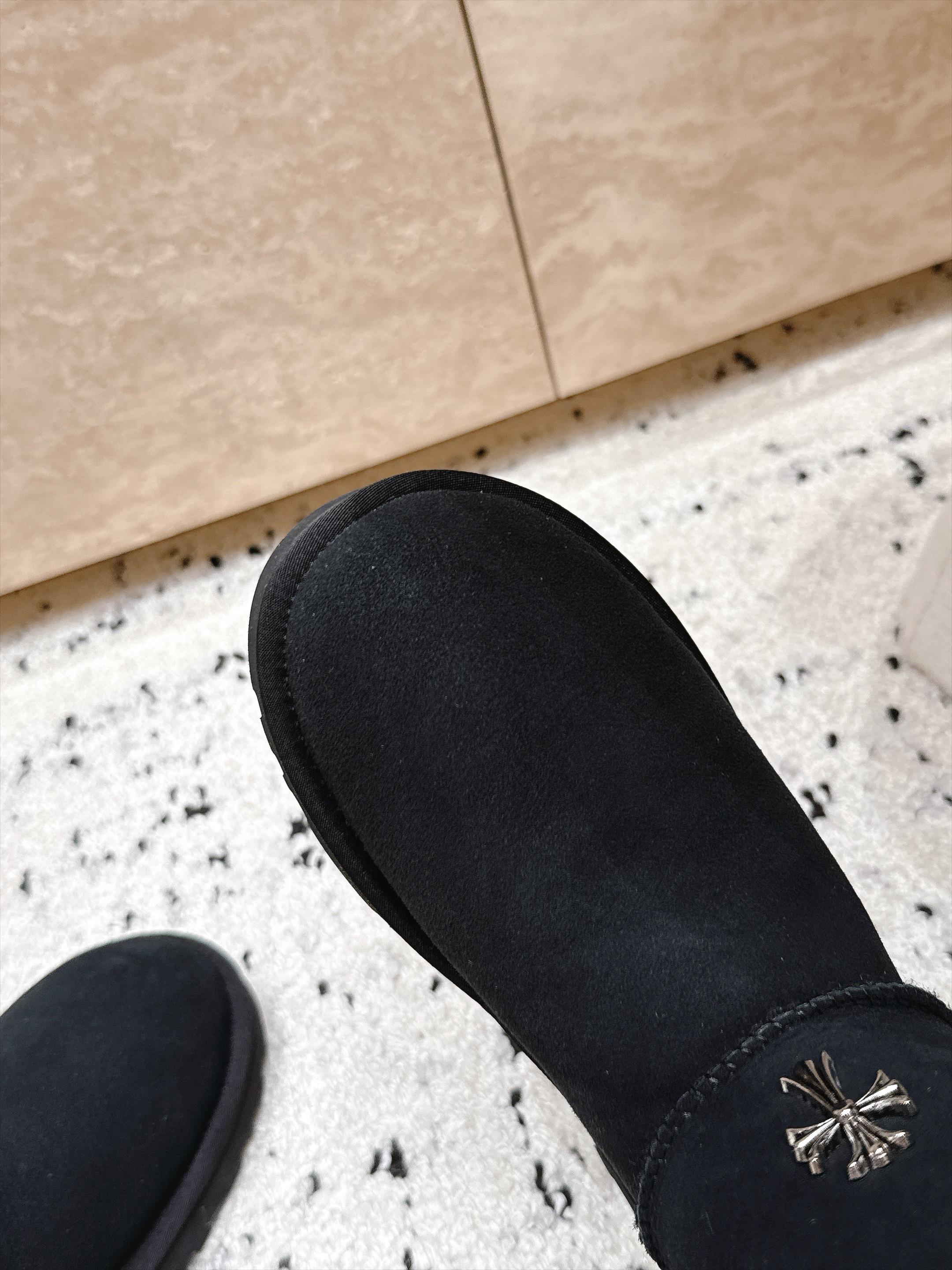 情侣款 UGG/克罗心联名情侣雪地靴系列…… 【克罗心联名雪地靴】 限量款系列,一款不会撞衫的雪地靴、简约的联名 情侣款 UGG/克罗心联名情侣雪地靴系列…… 【克罗心联名雪地靴】 限量款系列,一款不会撞衫的雪地靴、简约的联名