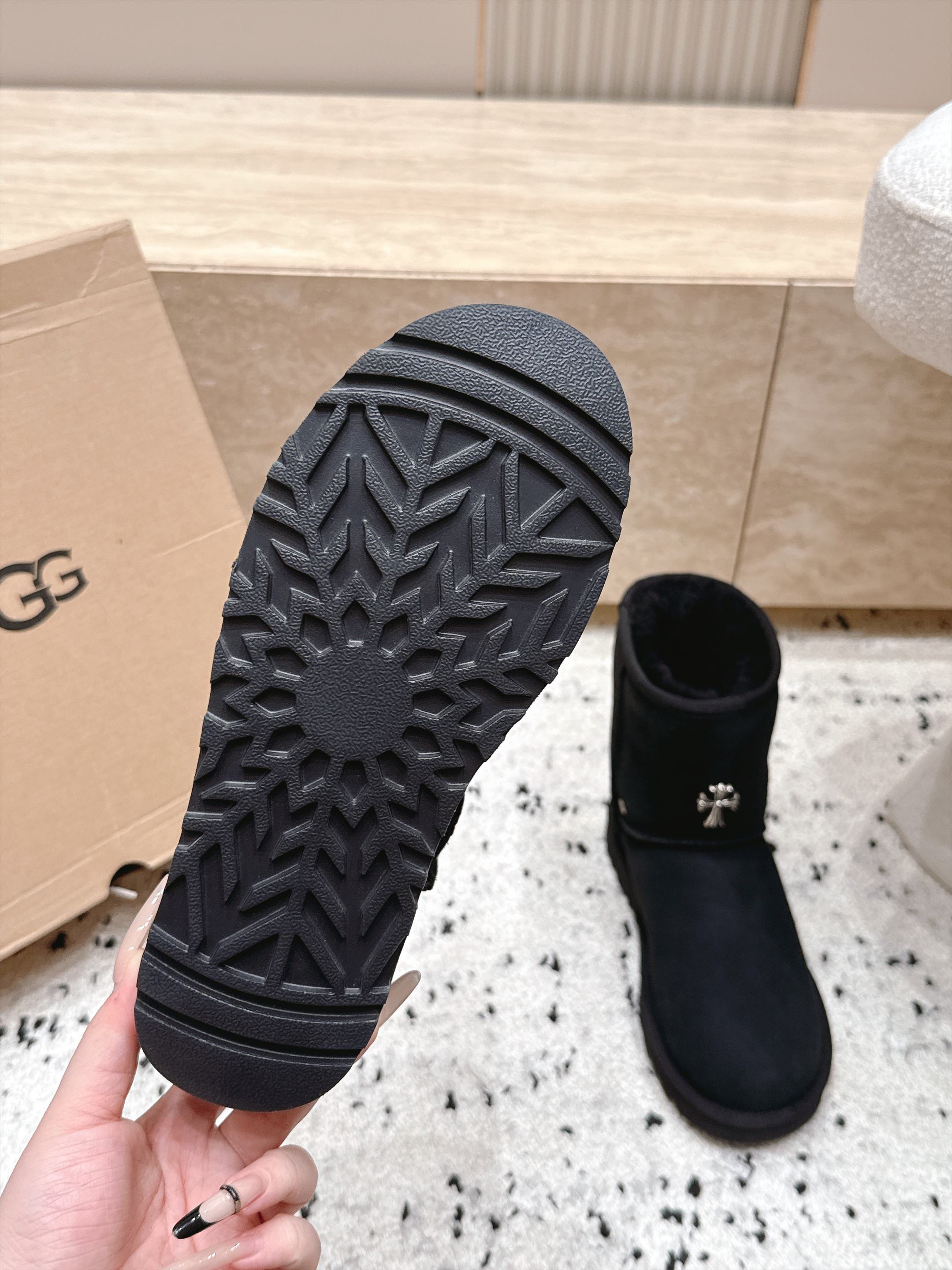 情侣款 UGG/克罗心联名情侣雪地靴系列…… 【克罗心联名雪地靴】 限量款系列,一款不会撞衫的雪地靴、简约的联名 情侣款 UGG/克罗心联名情侣雪地靴系列…… 【克罗心联名雪地靴】 限量款系列,一款不会撞衫的雪地靴、简约的联名